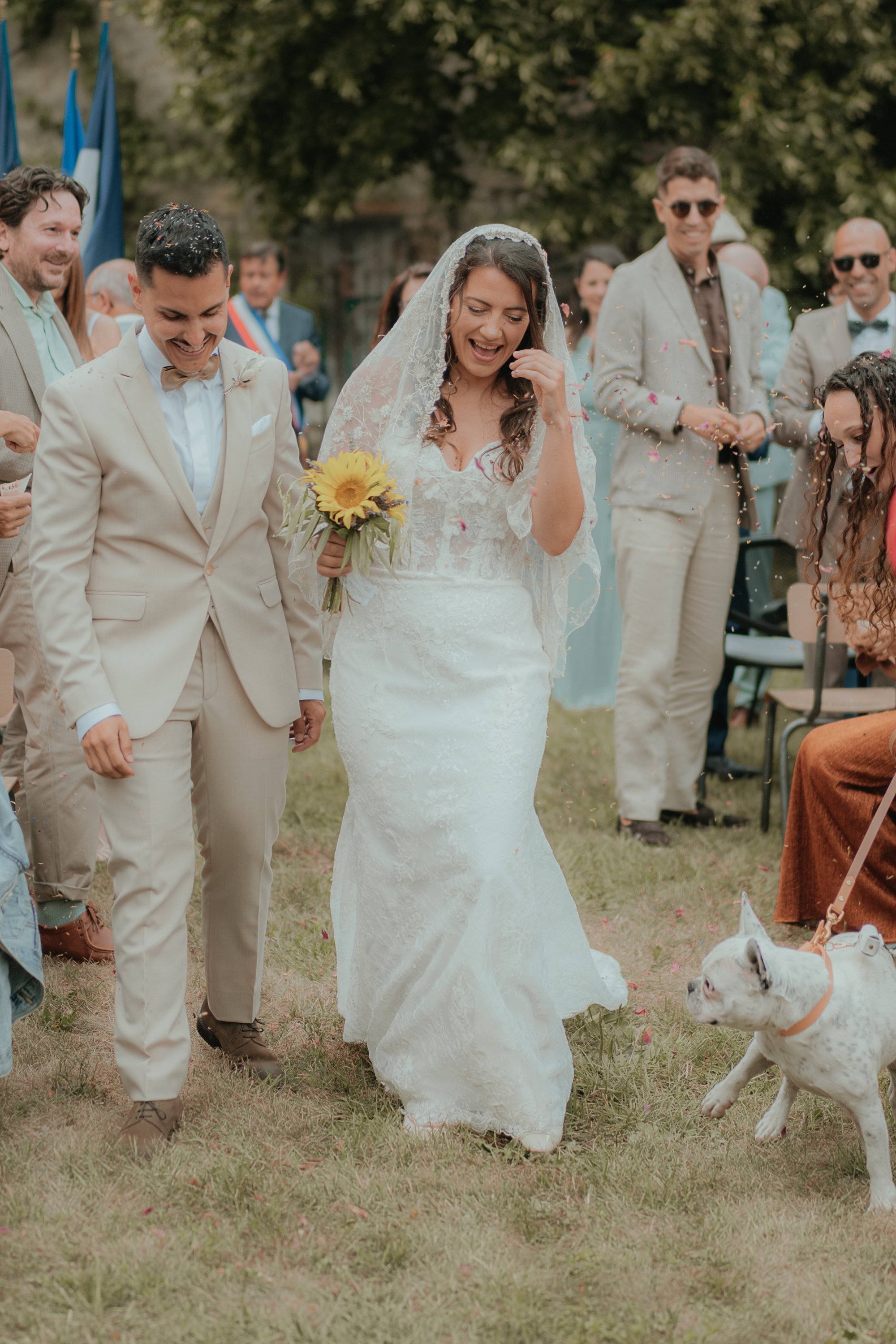 Cérémonie laïque en extérieur pendant un mariage en Provence, reportage photo lifestyle