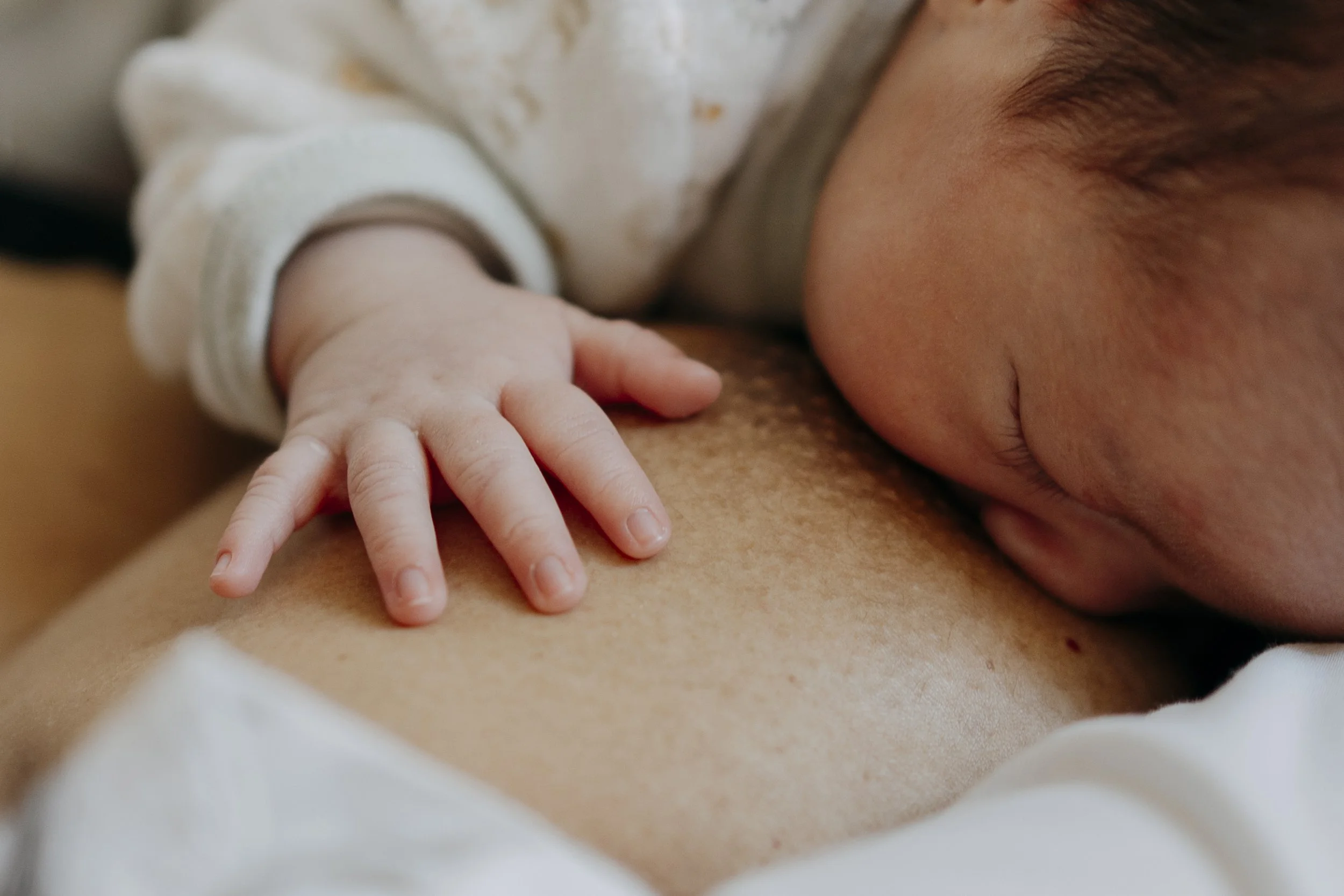 Photographe allaitement intimiste papa