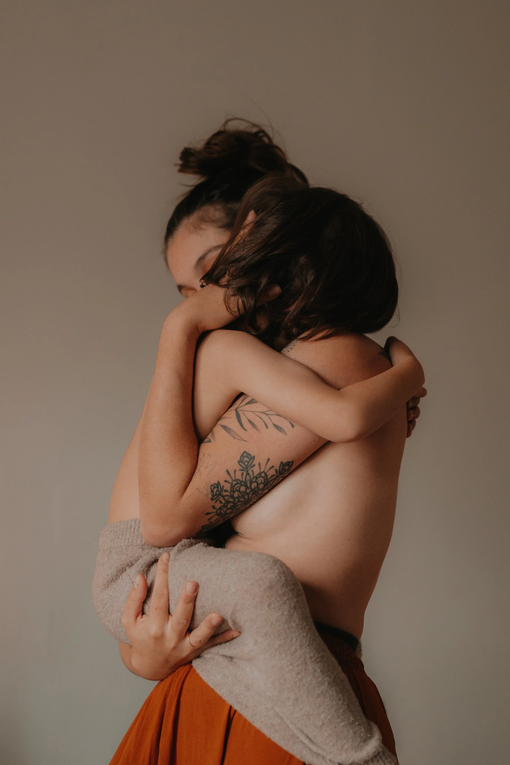 SÉANCE PHOTO MATERNITÉ INTIMISTE SALON DE PROVENCE PEAU À PEAU