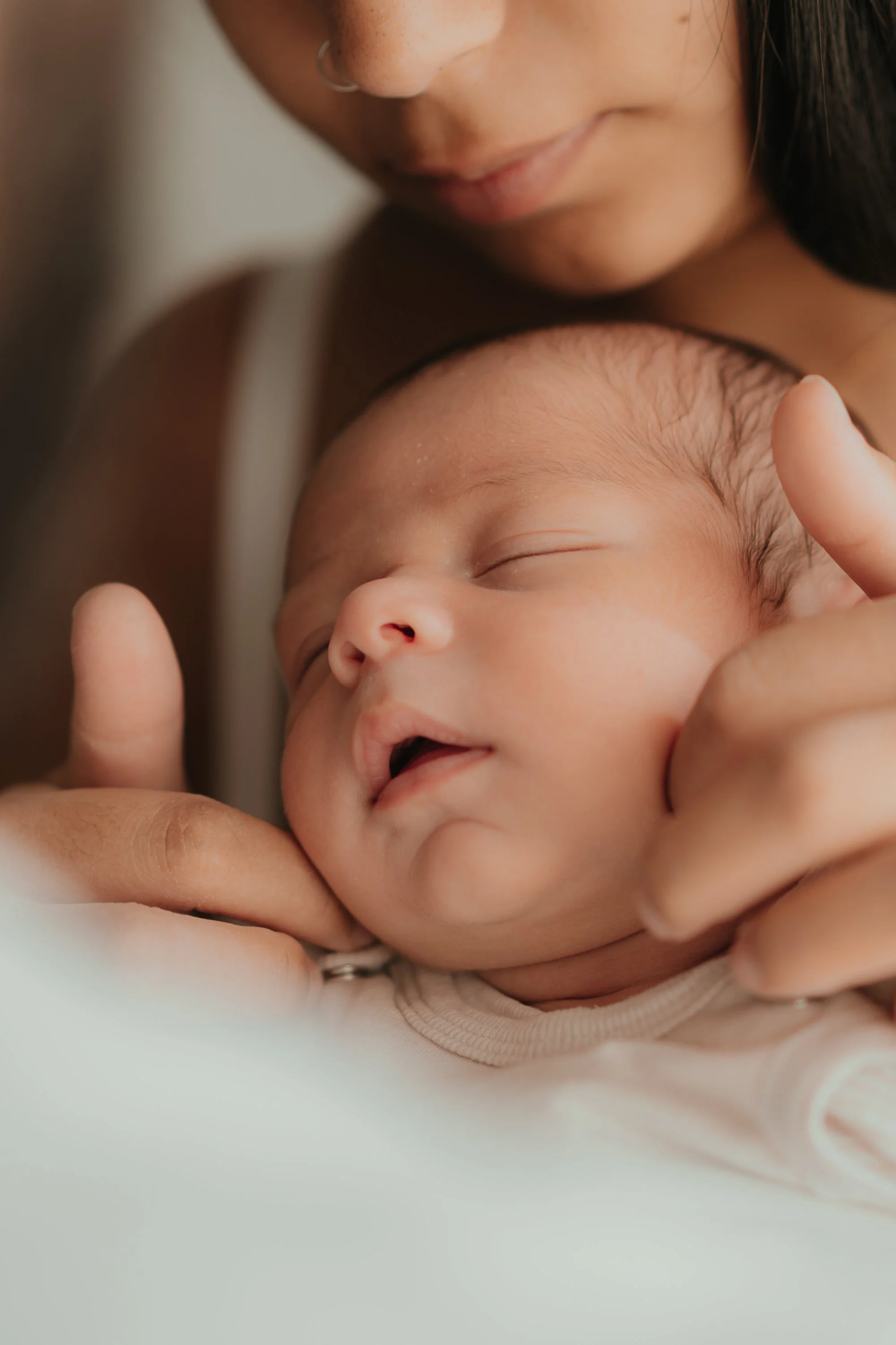shooting naissance bébé 1 mois - maman qui fait des caresses au visage de bébé