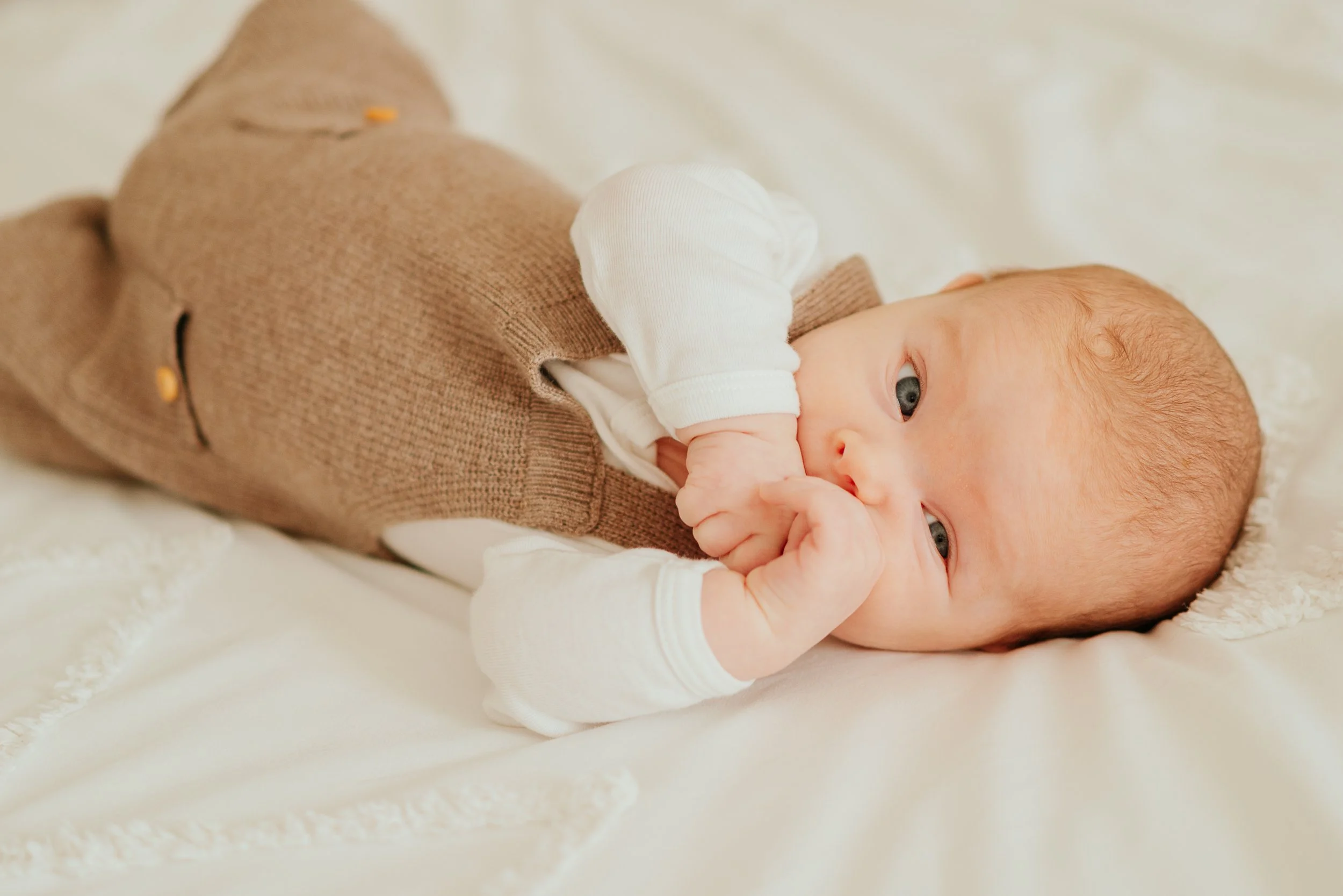 SÉANCE PHOTO NAISSANCE BÉBÉ ALLONGER SUR LE LIT