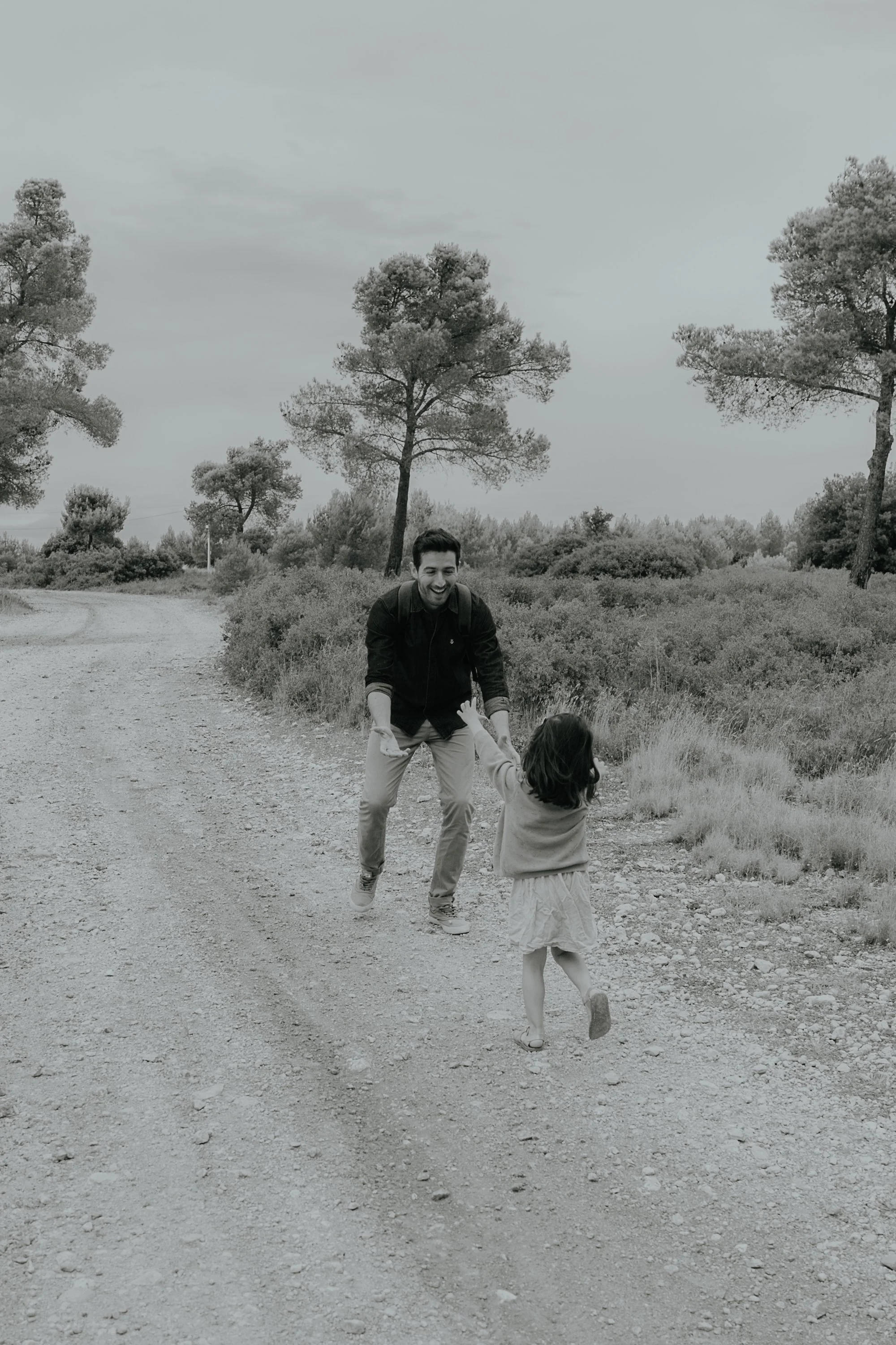 SÉANCE PHOTO FAMILLE SUD DE LA FRANCE ENFANT QUI COURS DANS LES BRAS DE SON PAPA
