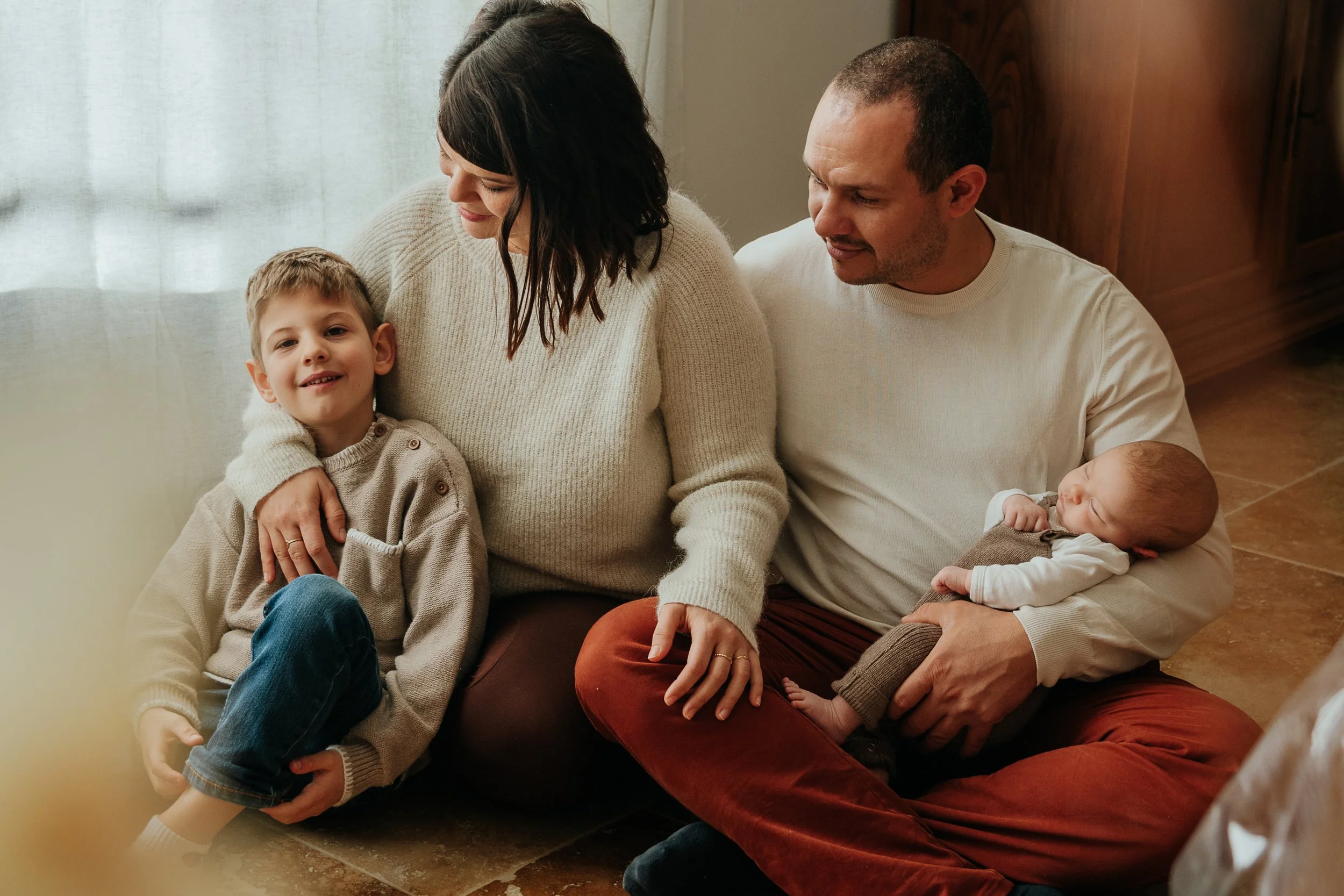 SHOOTING FAMILLE EYGUIÈRES MIRAMAS DEUX ENFANTS AVEC LEURS PARENTS