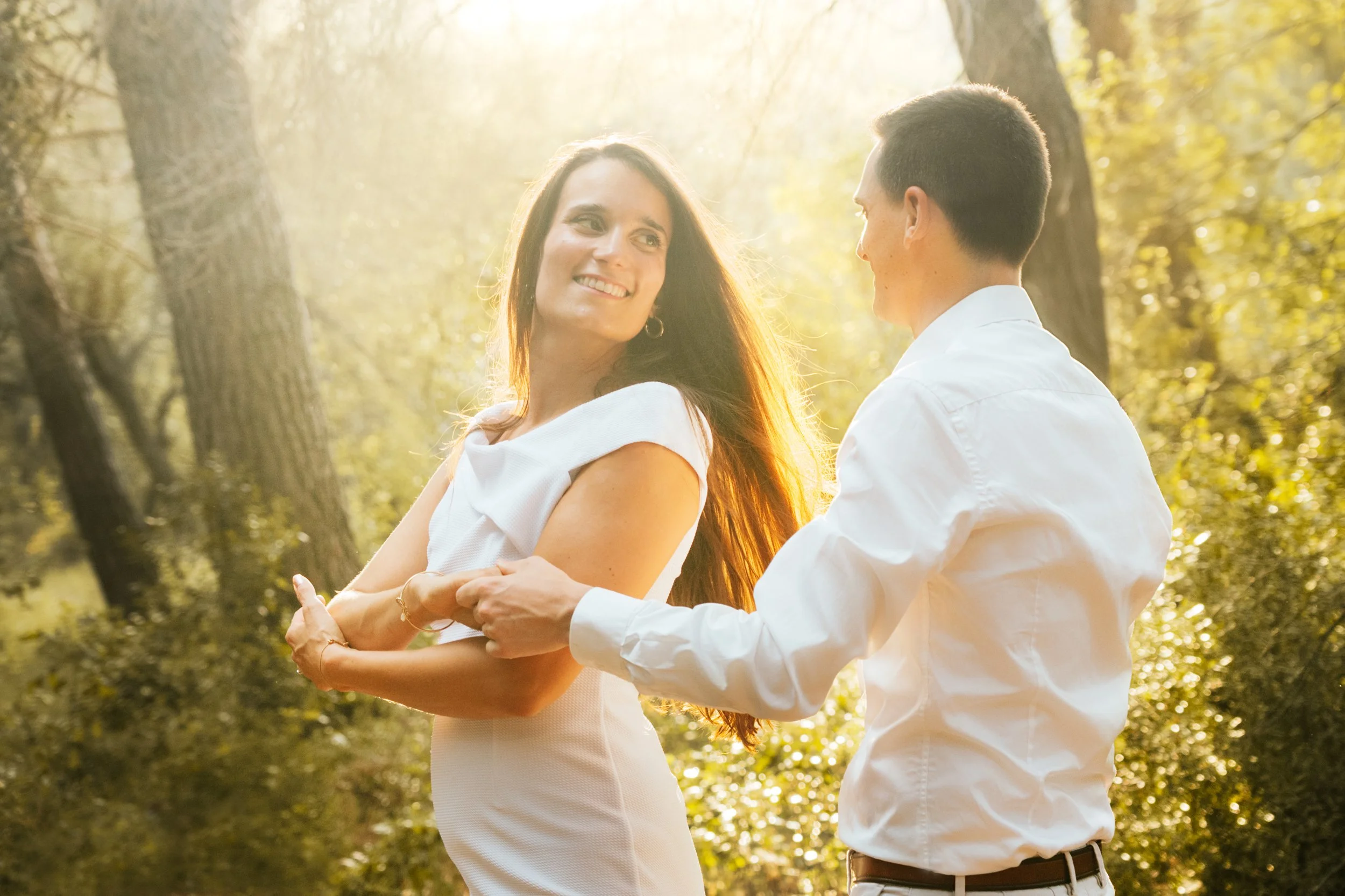 SHOOTING COUPLE QUI DANSE DANS LA FORÊT MARIAGE