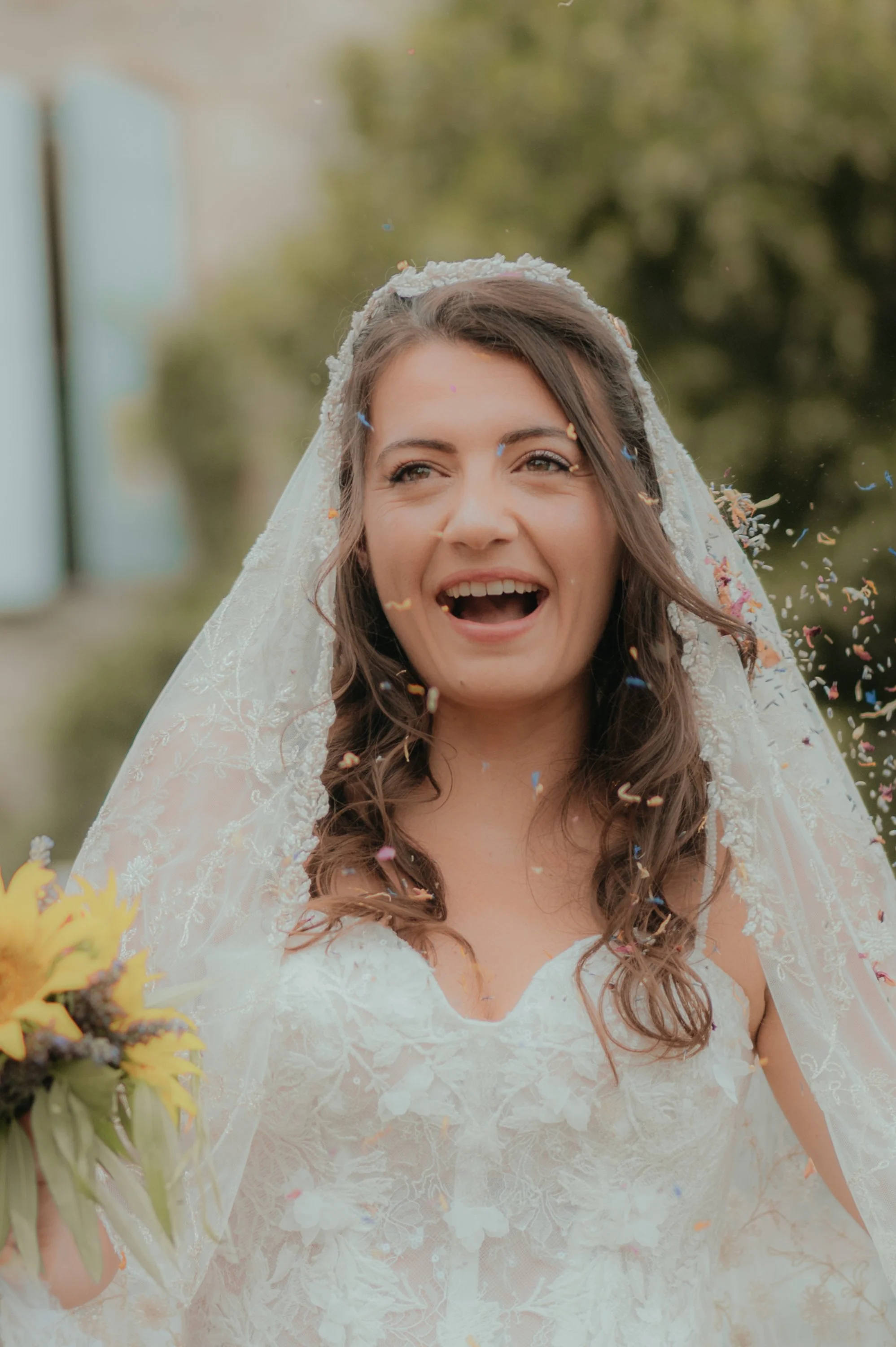 Cérémonie laïque en extérieur pendant un mariage en Provence et Drôme, reportage photo lifestyle