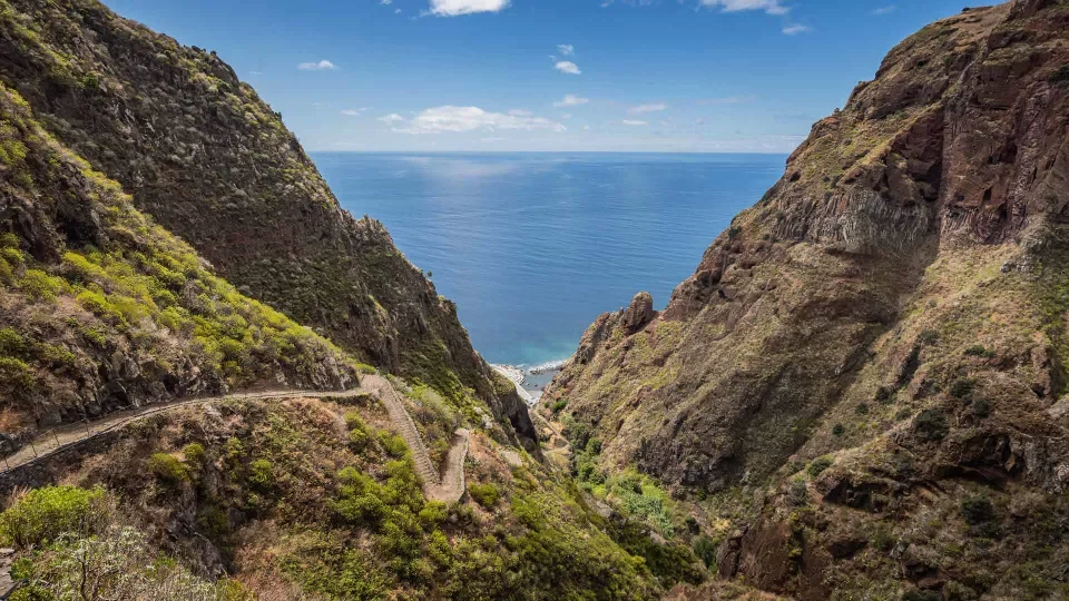 The historic cobbled PR19 path descending toward Paúl do Mar