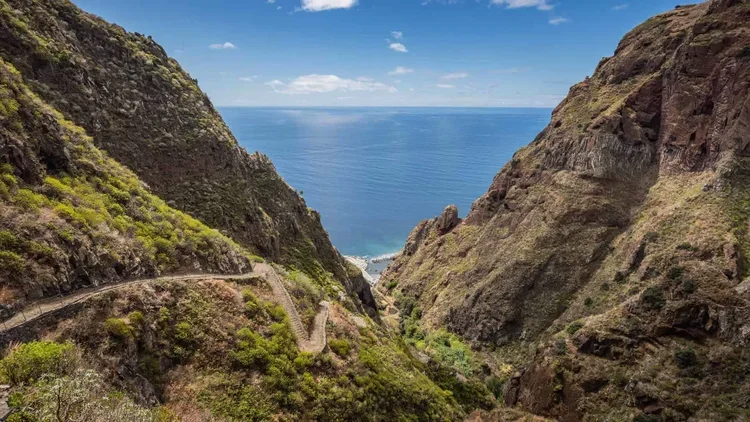 How to book Madeira hiking trails via SIMplifica