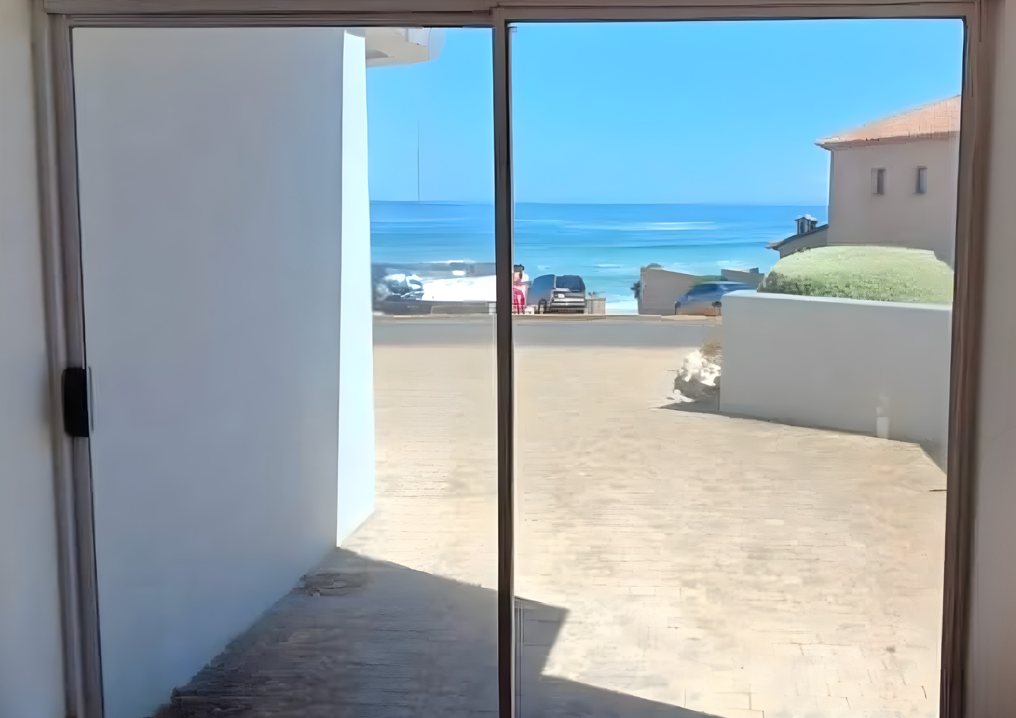 Beachfront Ground-Floor Studio Apartment in Yzerfontein. Experience coastal living at its finest in this charming ground-floor studio apartment. Perfectly situated on the beachfront in the sought-after town of Yzerfontein. 