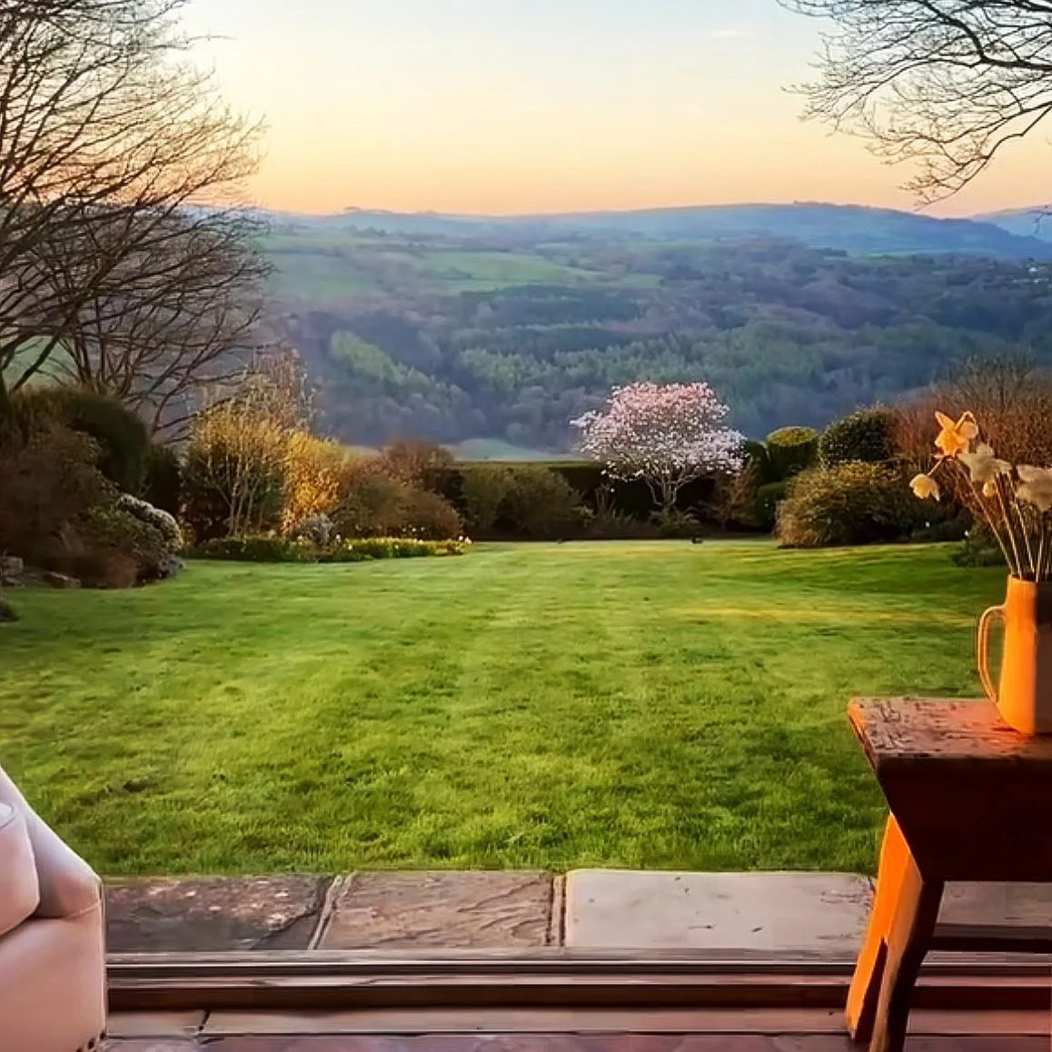 As some of you may aware that I am taking a break from work (decreasing the volume of design work). Yet, feel free to contact me should you think your space really needs some unique touch of design. Will see if we click! 🫰🏻💕

#EveryDayImHustlin #c