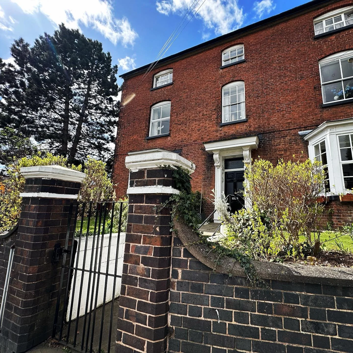 Visiting the Manor House - Grade II listed! Love it!!

#EveryDayImHustlin #construction #womeninconstruction #roadworks #teamwork #labor #constructionworkers #loveconstruction #engineer #engineering #bridge #bridgeconstruction #machinesinaction #warr