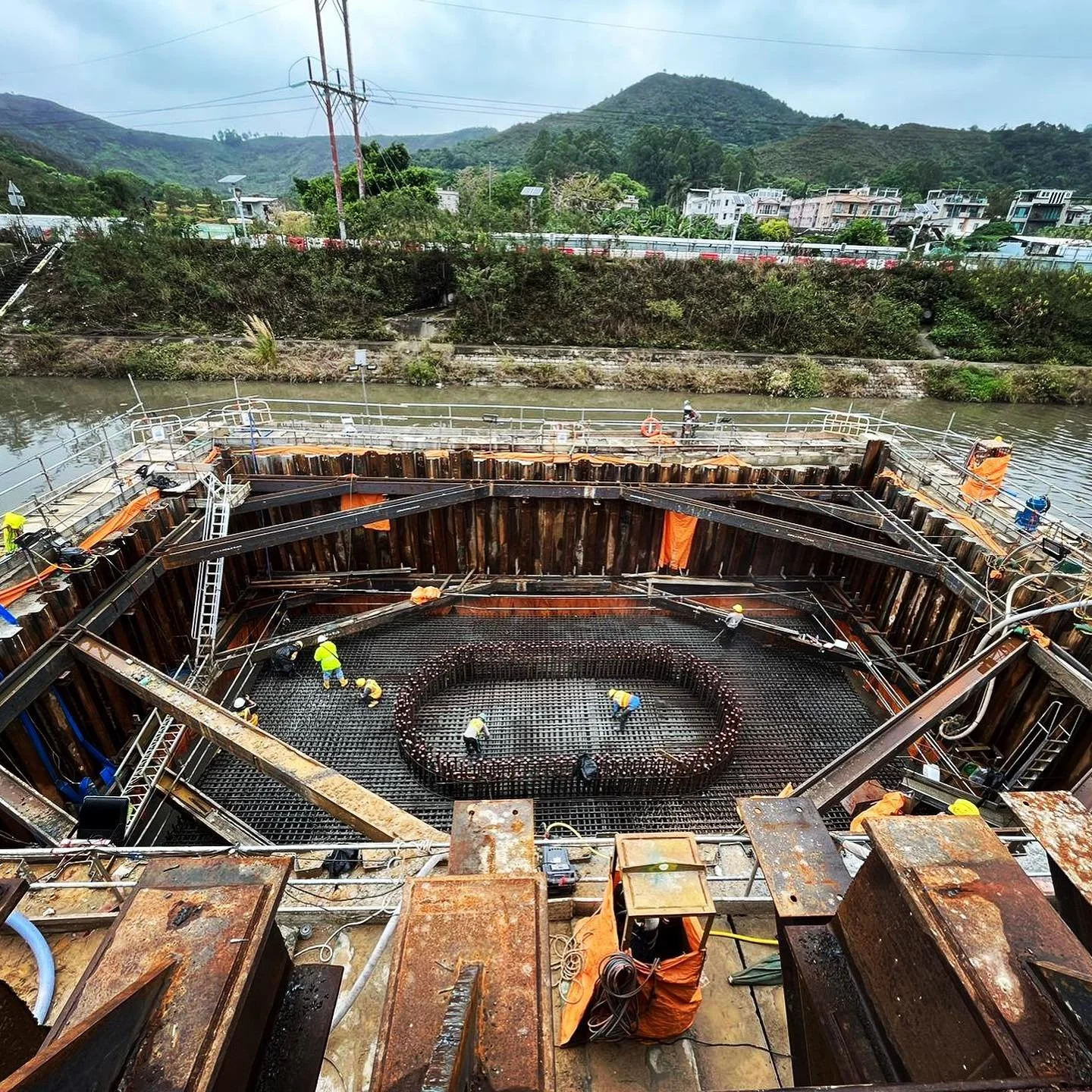 Bridge construction ongoing on Sunday🚧🦺 🏗️ 

#EveryDayImHustlin #construction #womeninconstruction #roadworks #teamwork #labor #constructionworkers #loveconstruction #engineer #engineering #fanling #fanlingbypass #newdevelopments #fanlingnorth #br