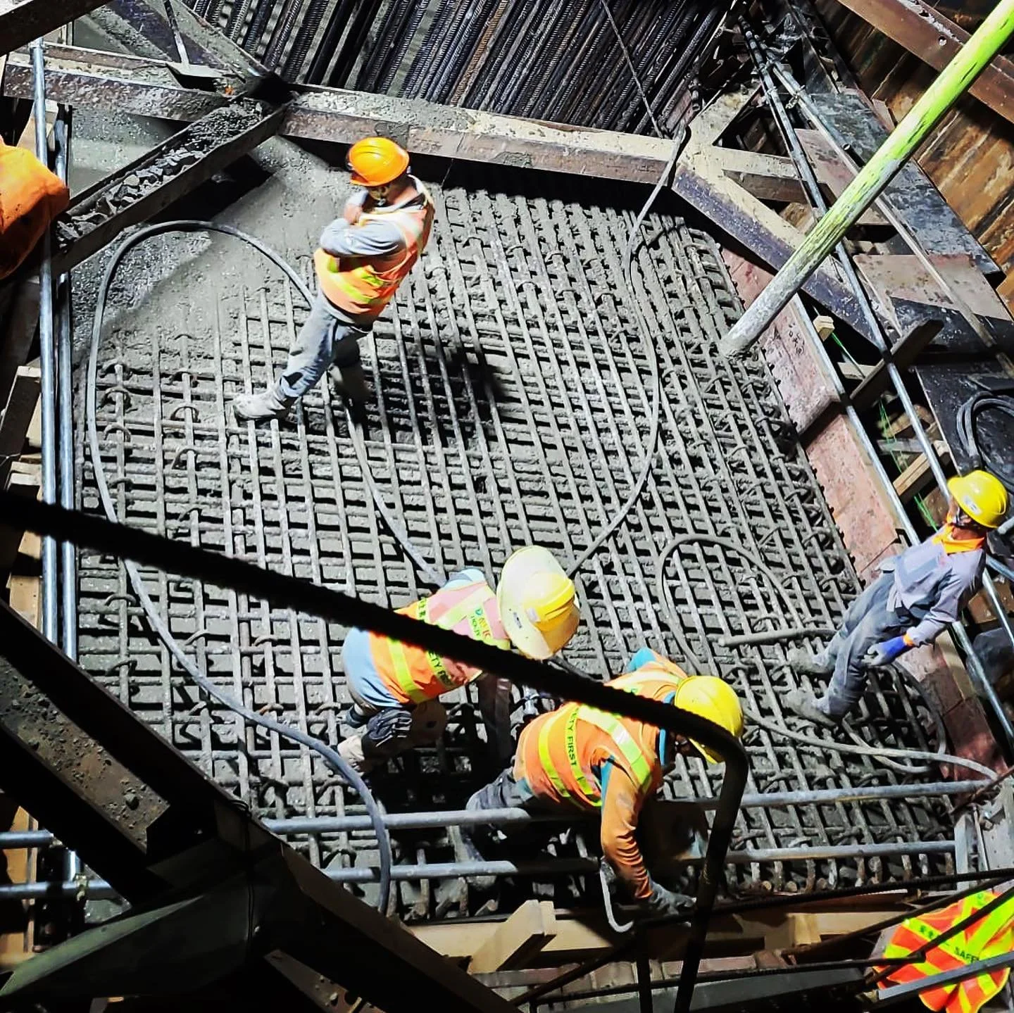 Concreting at night 🫡

#construction #womeninconstruction #roadworks #teamwork #labor #constructionworkers #loveconstruction #engineer #engineering #fanling #fanlingbypass #newdevelopments #fanlingnorth #bridge #bridgeconstruction #machinesinaction 