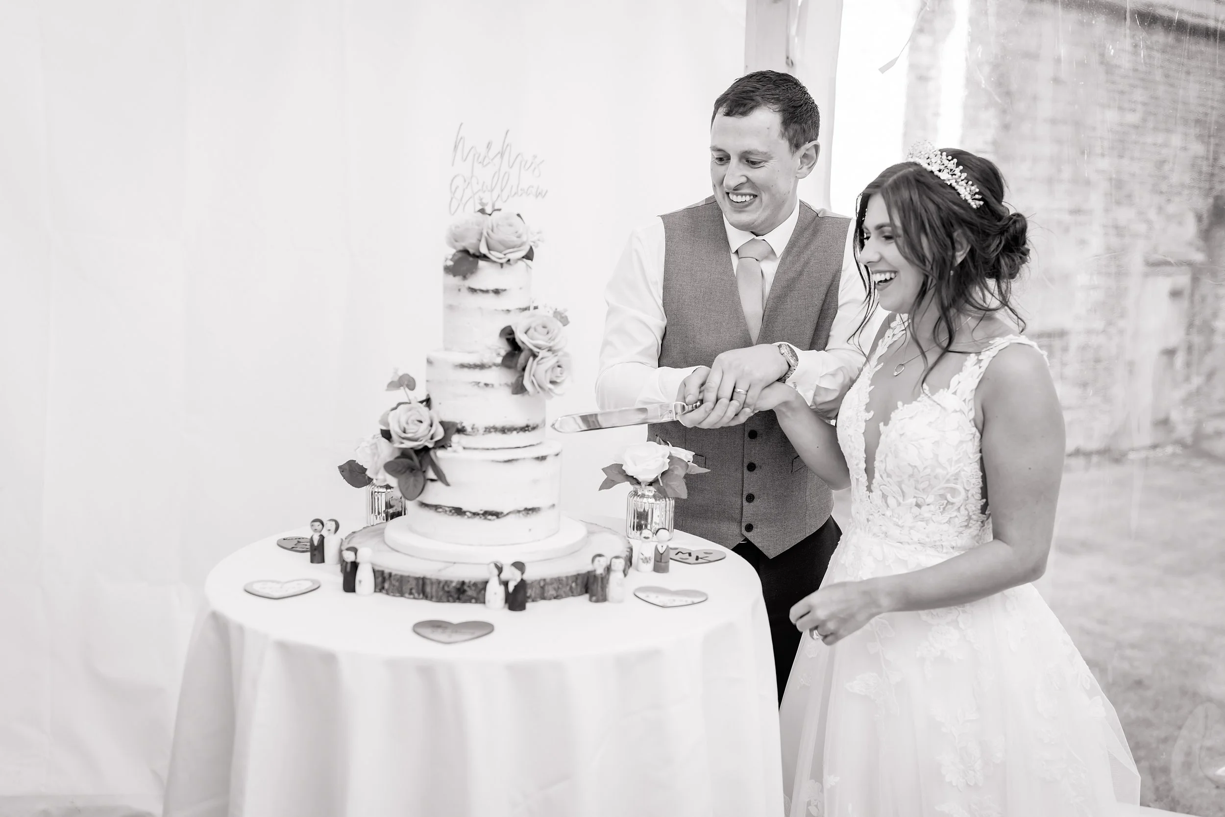 21 cutting the cake.jpg