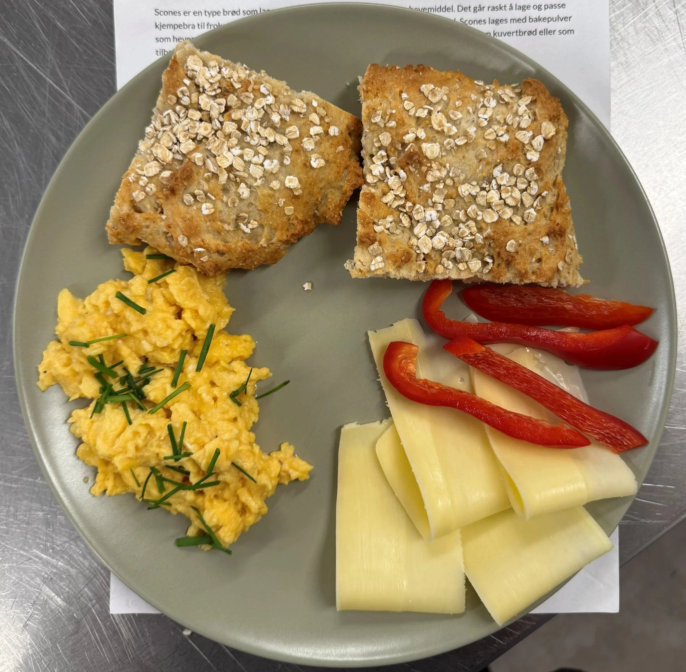 GROVE HAVRESCONES MED EGGERØRE, OST OG PAPRIKA (4 porsjoner )