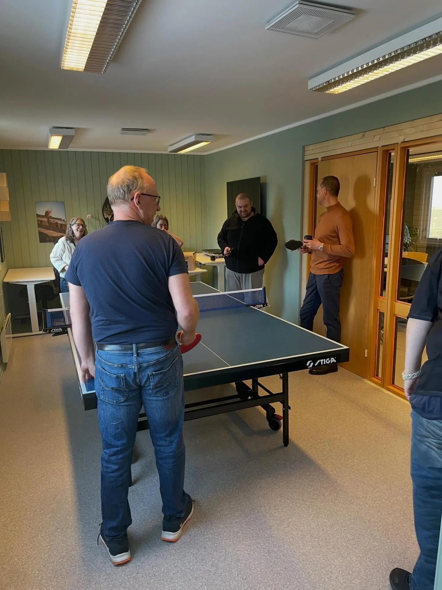 Tusen takk til Romerike Sparebank som gav oss midler slik at vi ENDELIG kunne kj&oslash;pe oss et bordtennisbord! Dette har gitt oss mulighet til &aring; v&aelig;re mer aktive i lunsjen, en g&oslash;y aktivitet i wellnesstimen v&aring;r, samt en ekst