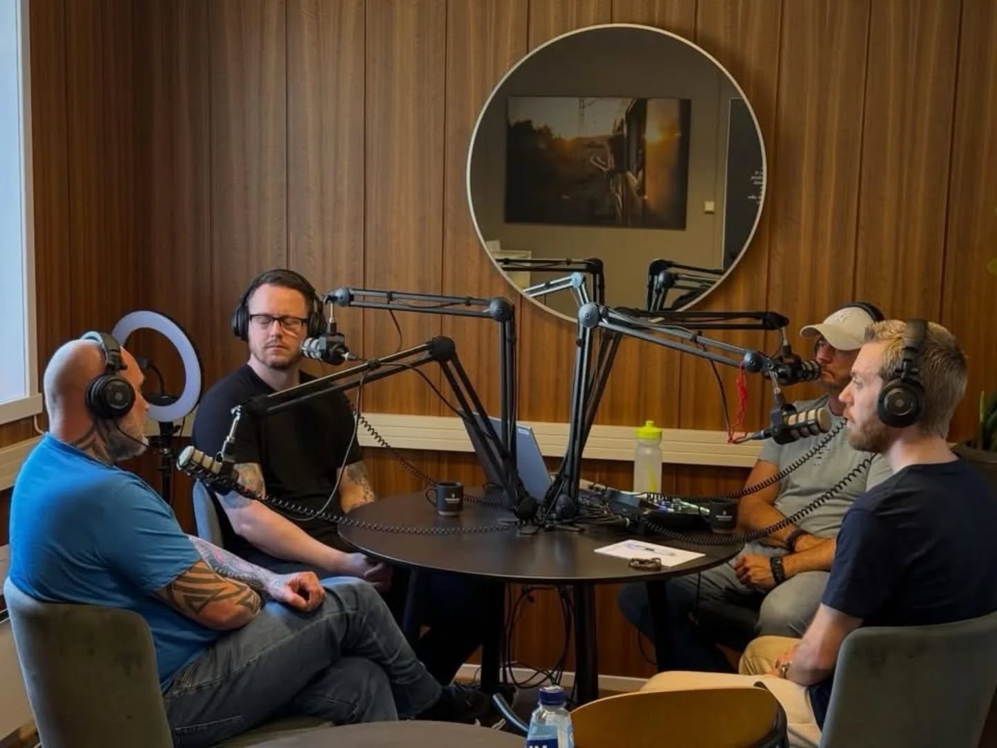 Velkommen til episode 5 av v&aring;r podcast-serie "I TIDE", Denne gangen har vi med oss psykologspesialist Trond Carlsen for &aring; snakke om guttas perspektiv p&aring; psykisk uhelse❤️&zwj;🩹

10 av 14 selvmord i uka beg&aring;s av menn.
