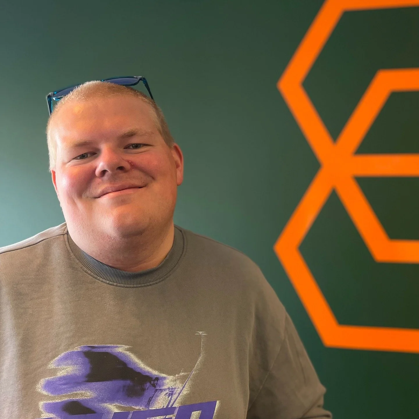 Dette er Tobias, 
han er medlem nummer 130 
p&aring; Fontenehuset Ullensaker 🧡

KAN DU FORTELLE LITT OM DEG SELV? 

Jeg er en sosial fyr p&aring; 26 &aring;r som elsker &aring; v&aelig;re i naturen.

Gjennom ungdomstiden f&oslash;lte jeg meg mye ens