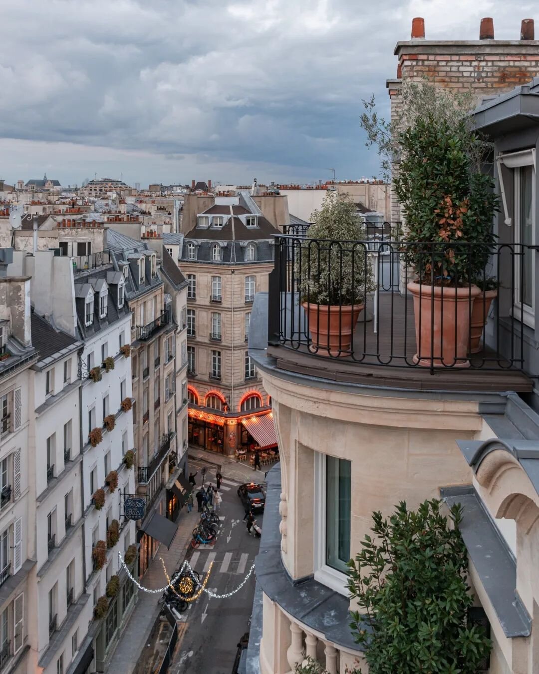 &bull; When Fred @gogojungle asked me if I wanted to discover @villadespresparis this week, it was a no-brainer for me!
&nbsp;
I've had this gorgeous 5* hotel on my list since I discovered it last summer, and I'm so happy to be able to bring it to yo