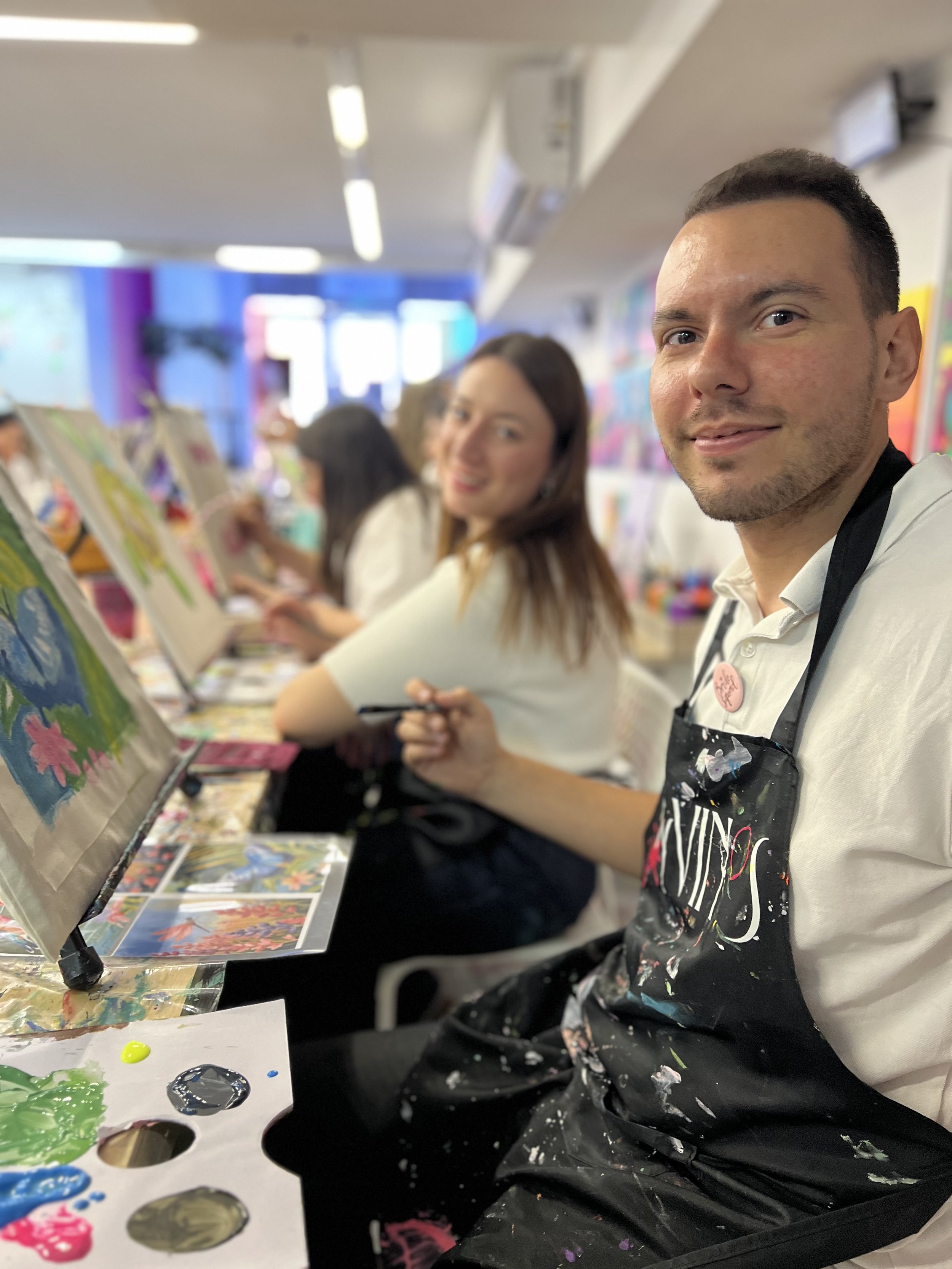 Sábado 13 de junio. 12 h a 14 h  🎨🎹🍷 PINTA + BRINDA + DESCONECTA