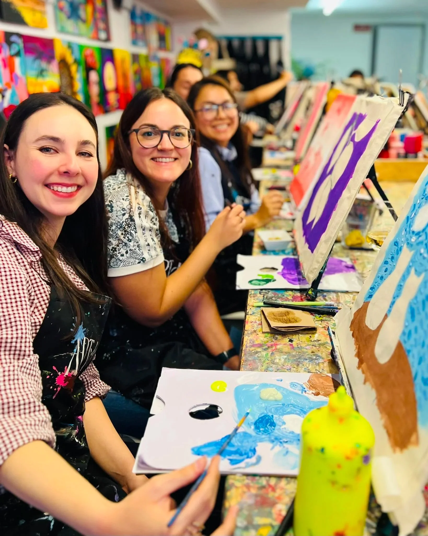 Sábado 25 de julio 19h a 21h, EXPERIENCIA PINTA Y BRINDA  🍷🎹🎨