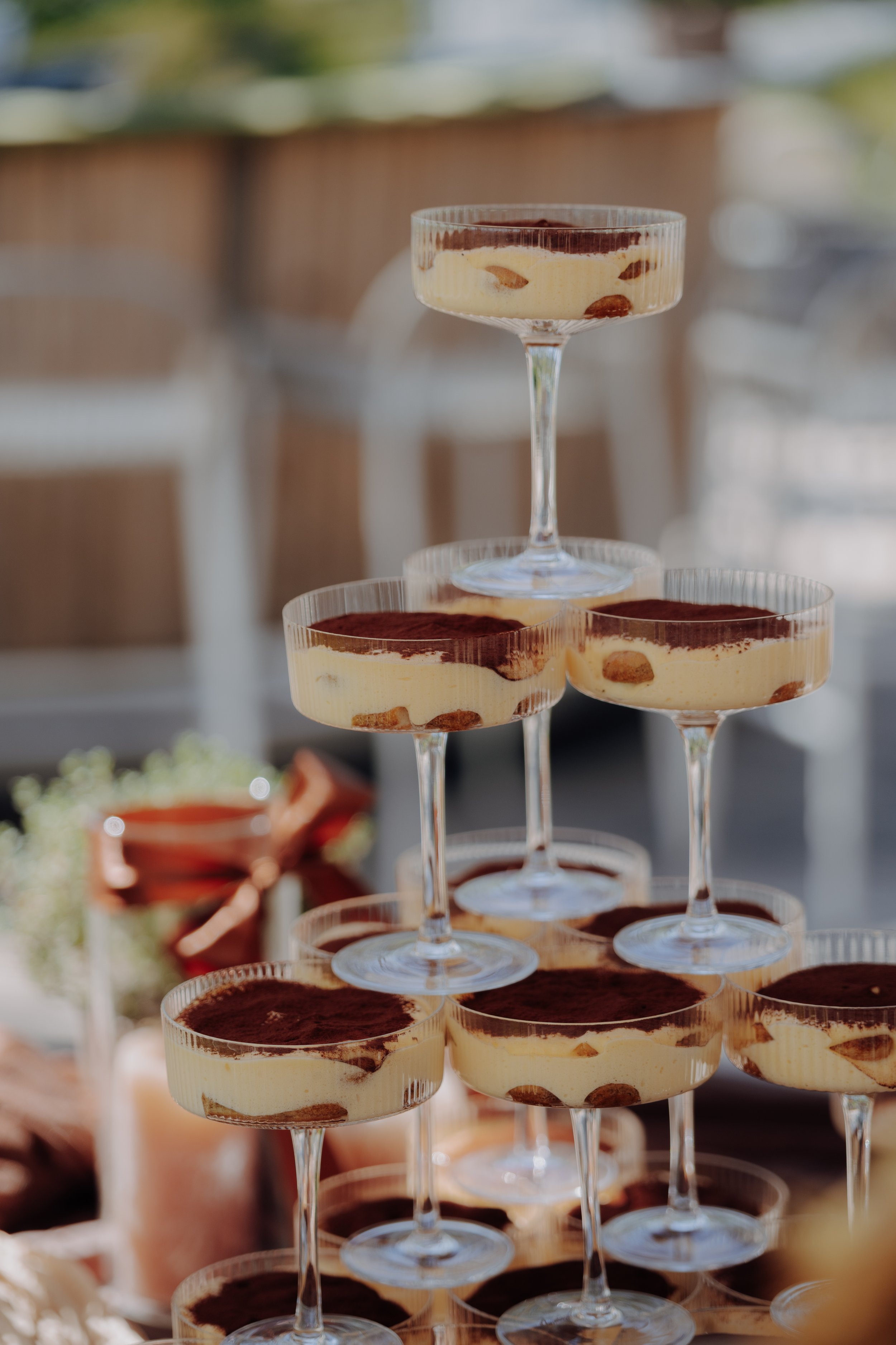 Dessert in kleinen Gläsern, schichtweise mit creme, Kakao und Mandeln