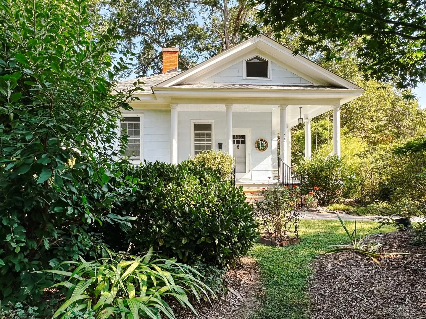 Such a fun and creative stop on the Ashland tour 🌿✨

This 1924 Arts &amp; Crafts bungalow is full of charm, with original hardwood floors, tons of natural light, and the owner&rsquo;s artwork throughout. 

Wander through paths lined with rhododendro