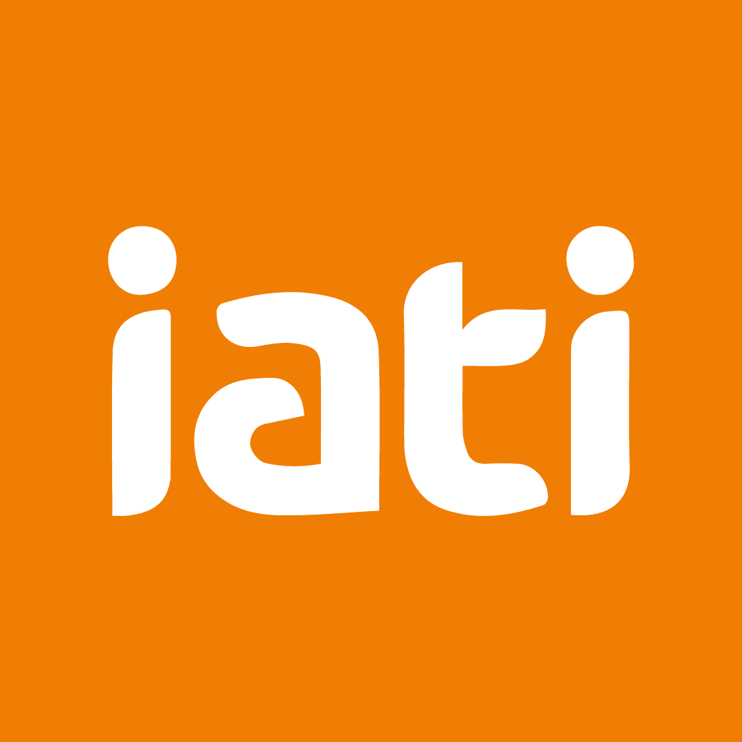 Logotipo de IATI con fondo naranja y letras blancas.