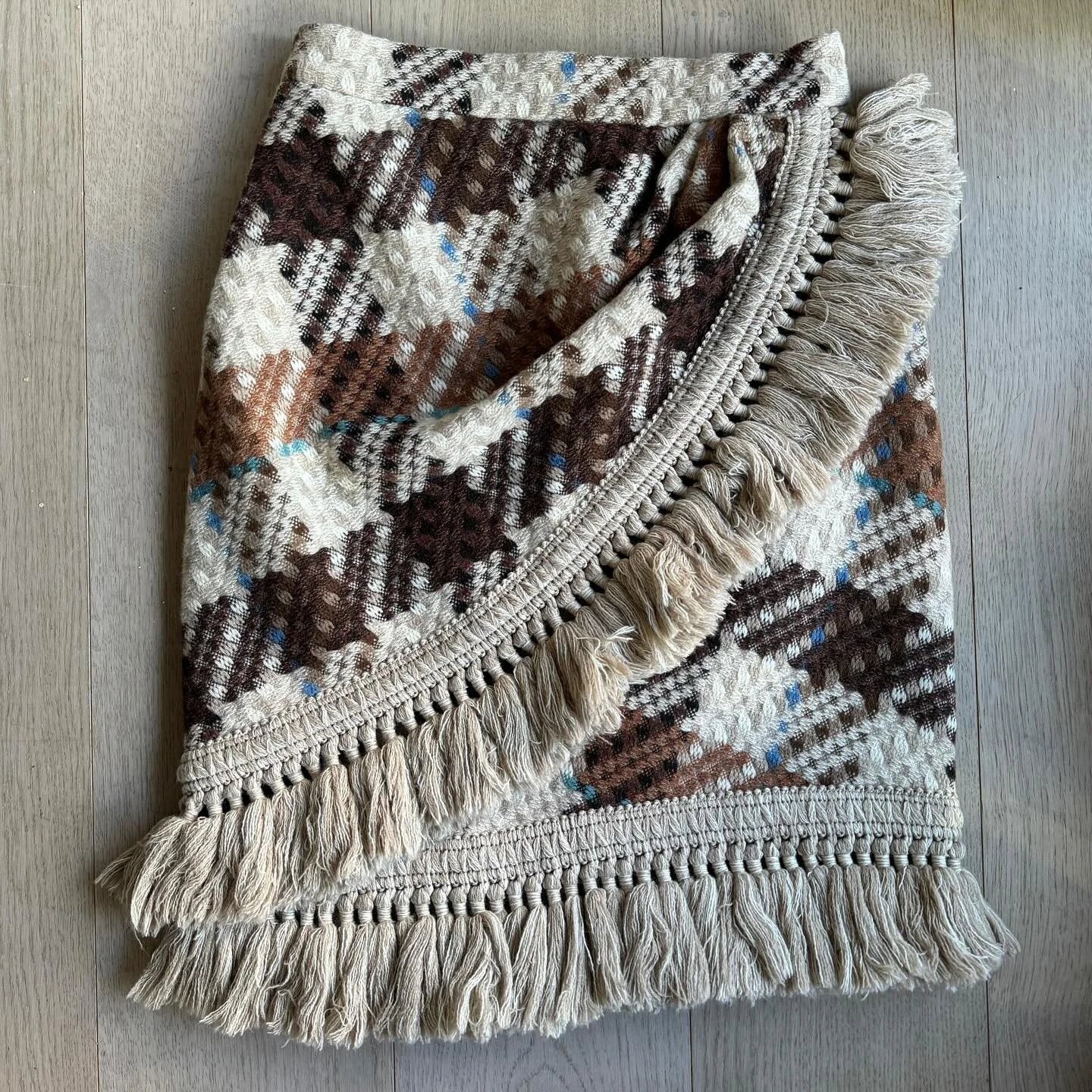 💖SOLD💖 This vintage Valentino Garavani fringe skirt from the 80s is what vintage dreams are made of❤️ This is an incredible skirt that captures so much of 80s fashion. It&rsquo;s in basically unworn condition which is so rare for a piece of its age