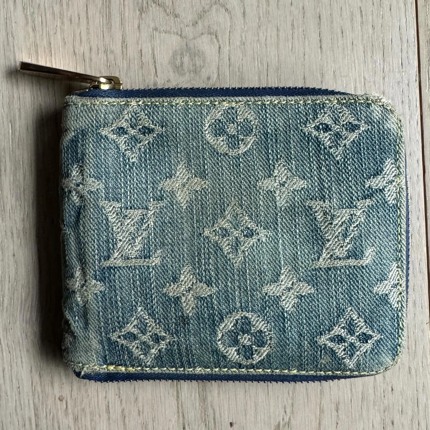 💙SOLD💙 The Y2K trend is definitely not over 😩 This Louis Vuitton denim Zippy wallet is from 2005 which you&rsquo;d probably guess any way! With its denim exterior and bright yellow leather interior, it&rsquo;s a highly sought after piece, remindin