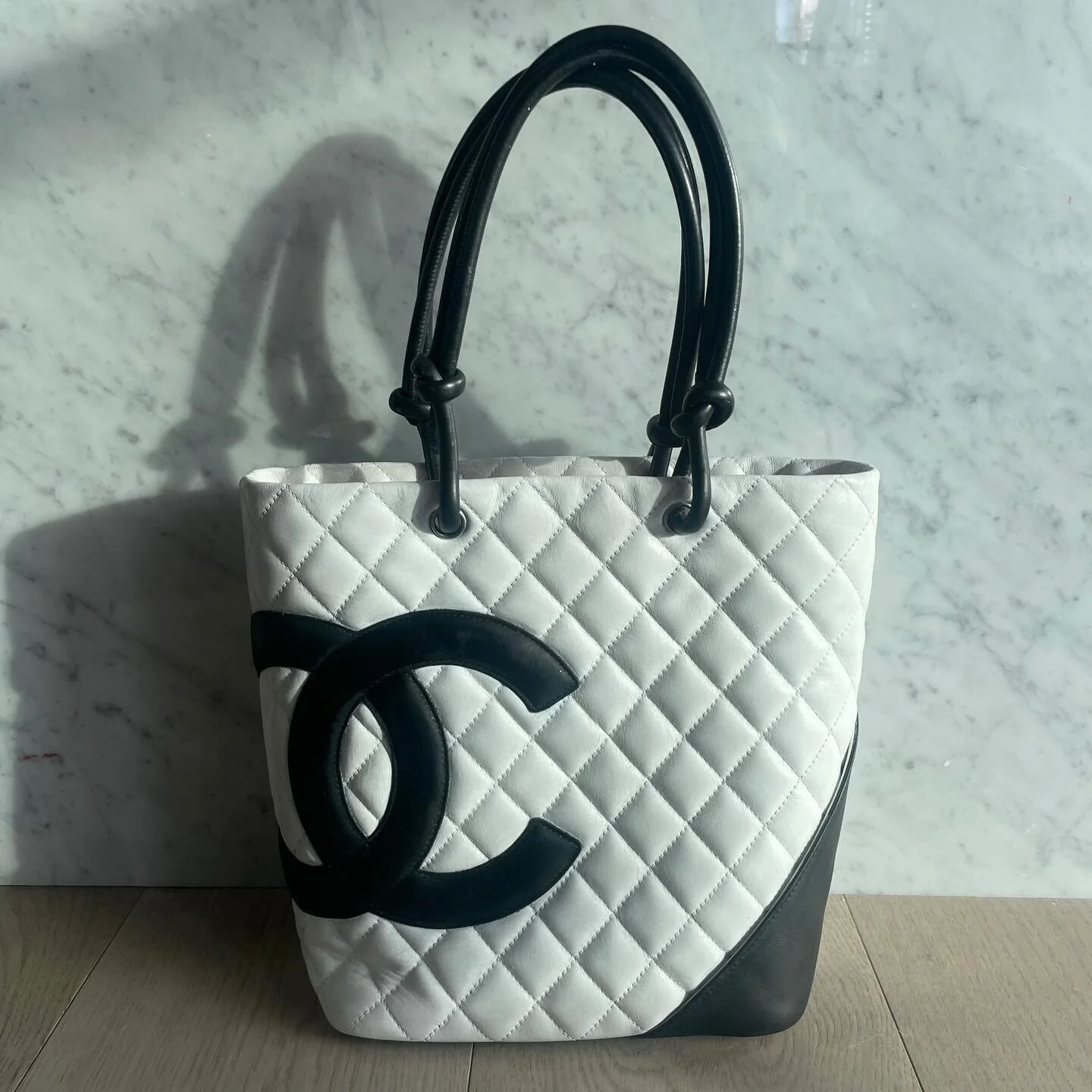 ✨SOLD✨ This is a beautiful Chanel Cambon tote from 2005, it&rsquo;s so recognizably Karl Lagerfeld&rsquo;s Chanel era by its bold black &amp; white and stunning hot pink CC lined lining. It&rsquo;s a rare and iconic piece that&rsquo;s so classically 