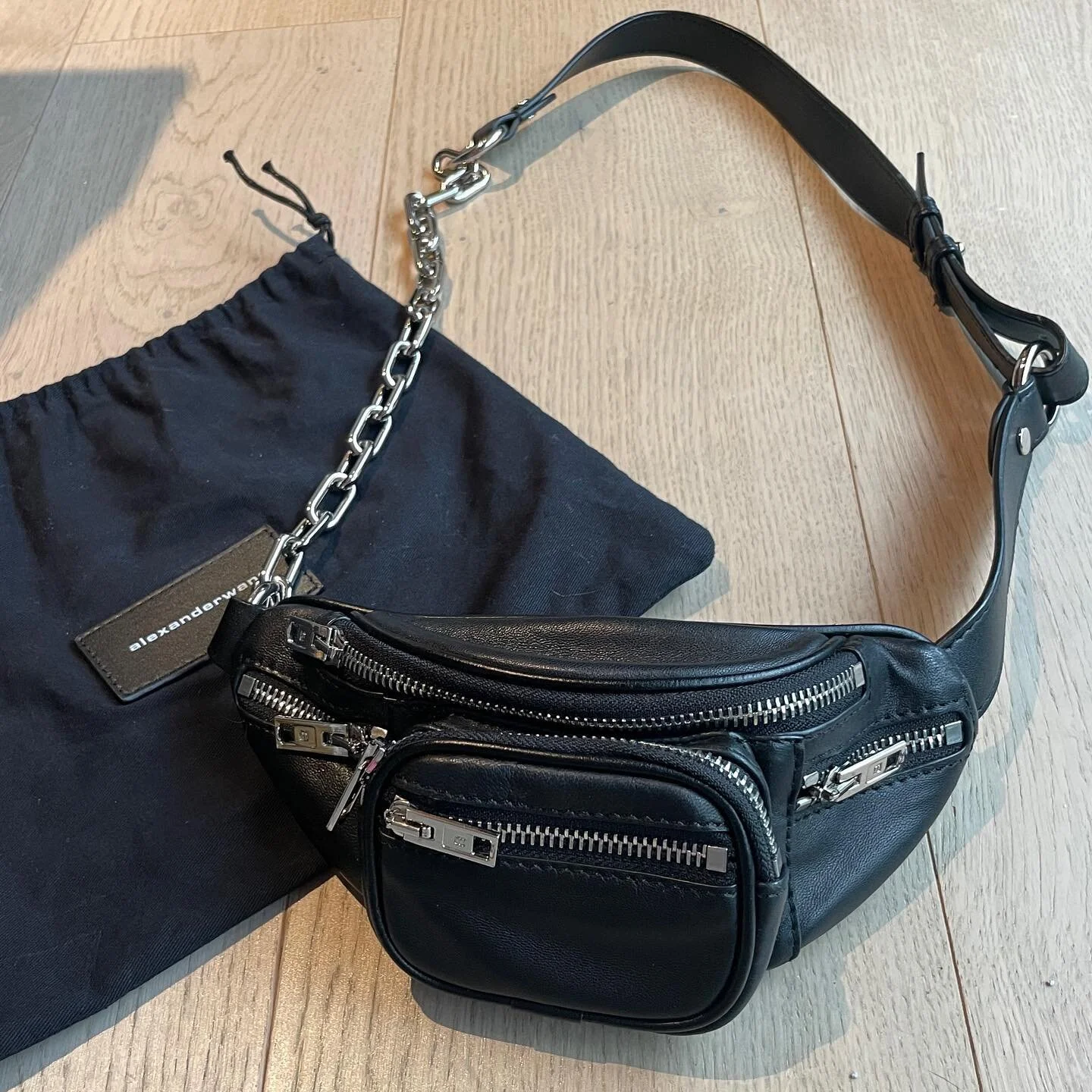 ❤️SOLD❤️ Never seen a more perfect day bag than this Alexander Wang Mini Attica bumbag/fanny pack. It&rsquo;s the softest lambskin leather and has 6 pockets, it&rsquo;s perfect for travelling/festivals/everything 🥳🥳 Retails for &pound;600, on sale 
