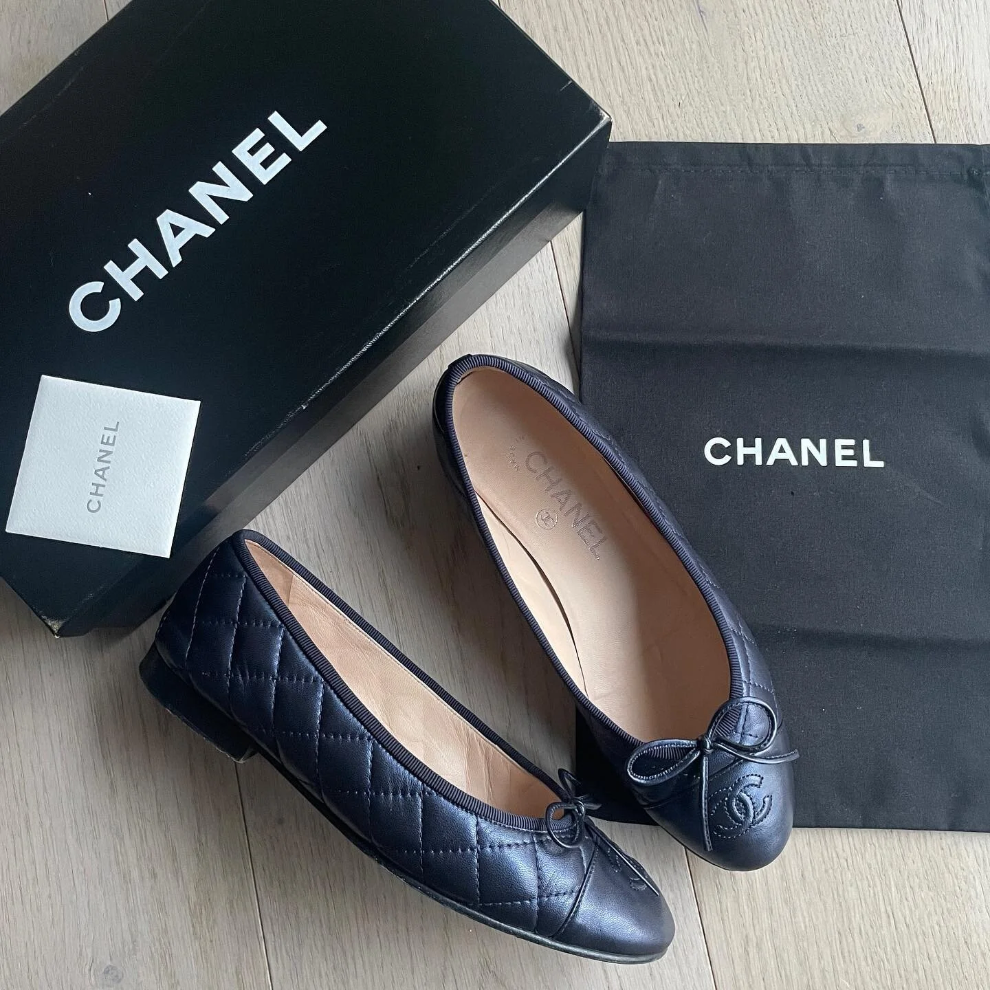 💙SOLD💙 Can&rsquo;t go wrong with the classic quilted Chanel flats. A perfect staple in any wardrobe, these look good across seasons. These are in a beautiful navy and are an IT 36.5. On sale for &pound;300 🤍