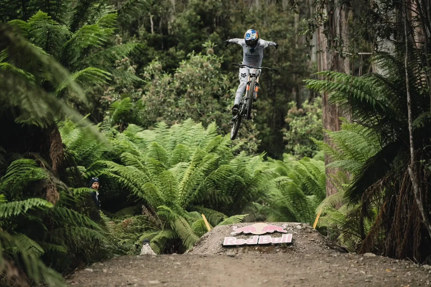 @frameworksracing is going full gas in Tasmania for Red Bull Hardline. @asavermette clocked the fastest seeding run and @aarongwin1 rolled into 5th &mdash; the boys are looking dangerous heading into finals. Can&rsquo;t wait to see them throw down to