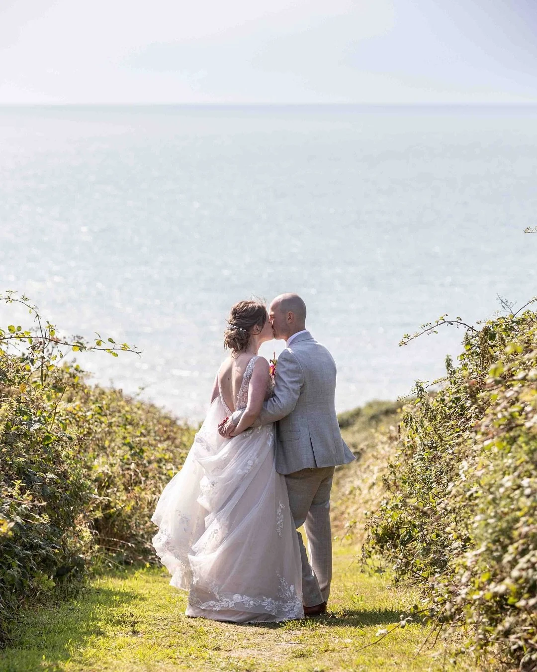 KIM & ROBBIE 💕
I actually met Kim yeeeaaars ago when I trialed a few Bideford Blues Running Club sessions after moving to Devon. She was so friendly and welcoming, it stuck with me 😌
Fast forward about 10 years, and here I am photographing he