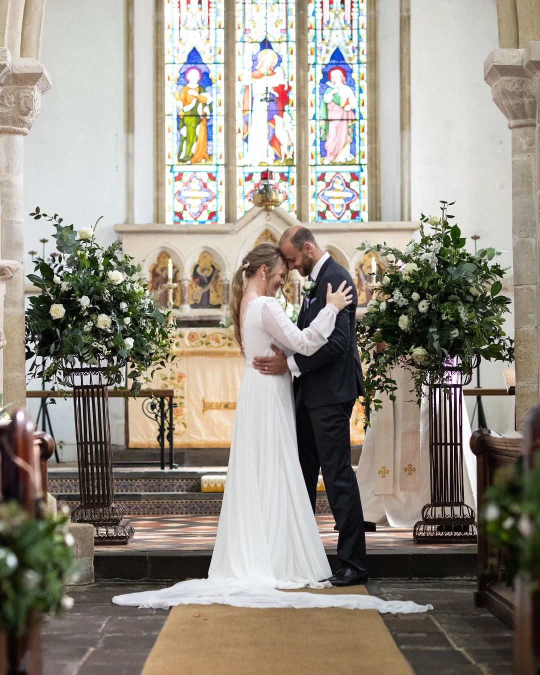 I don’t normally do anniversary posts, and this isn’t one… but this wedding has been sitting in my drafts because I couldn’t resist sharing it again. Can you blame me? Just look at these squares of gorgeousness 🤗 so today fe