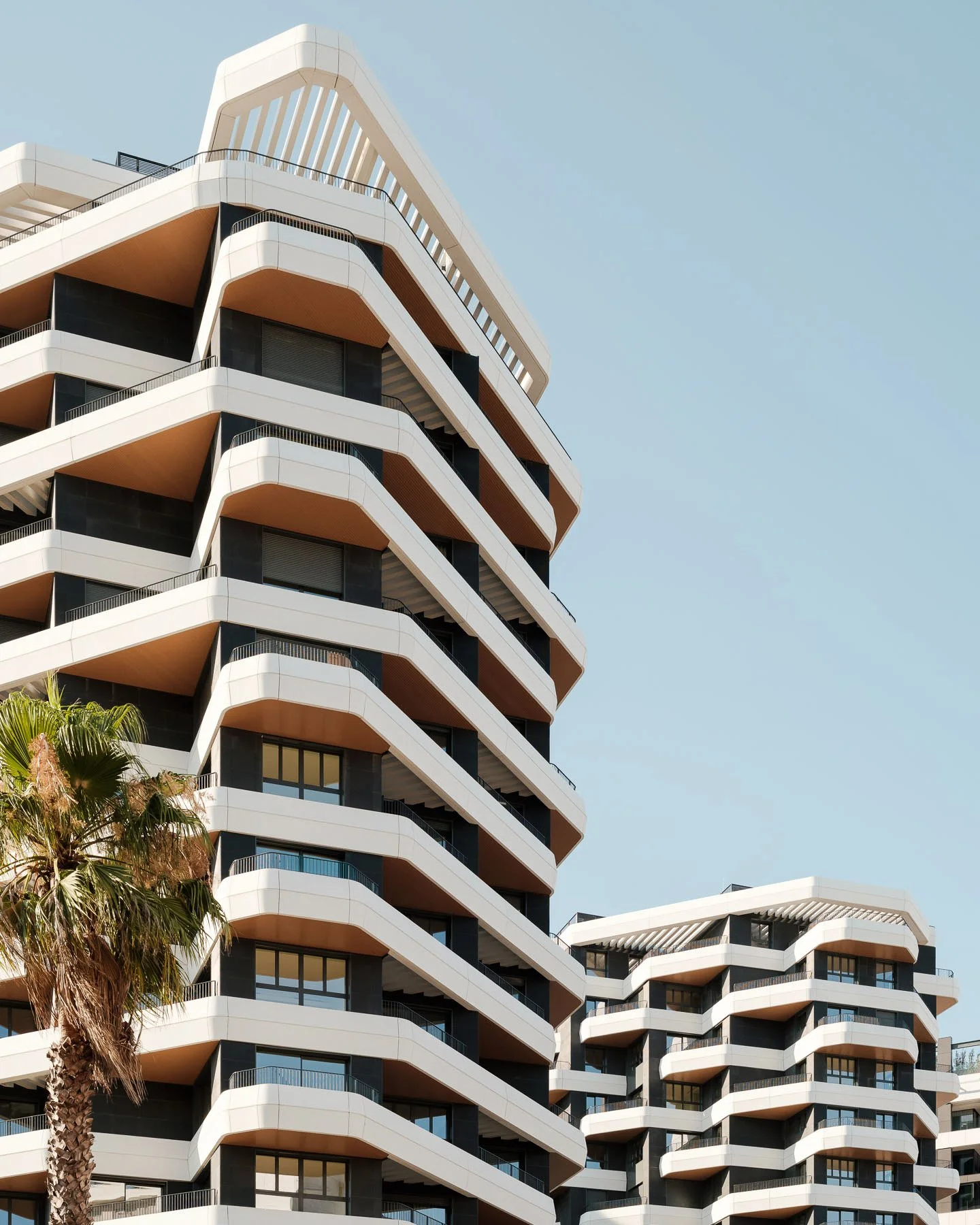 Distrikt in Lisbon

Architecture by @morph_estudio  and @bakgordonarquitectos. Developed by@kronoshomes. Facade panels by @stacbond.

Architectural photography and videography made with @fujifilmxpt.

📸 emontenegro / architectural photography

#Arch