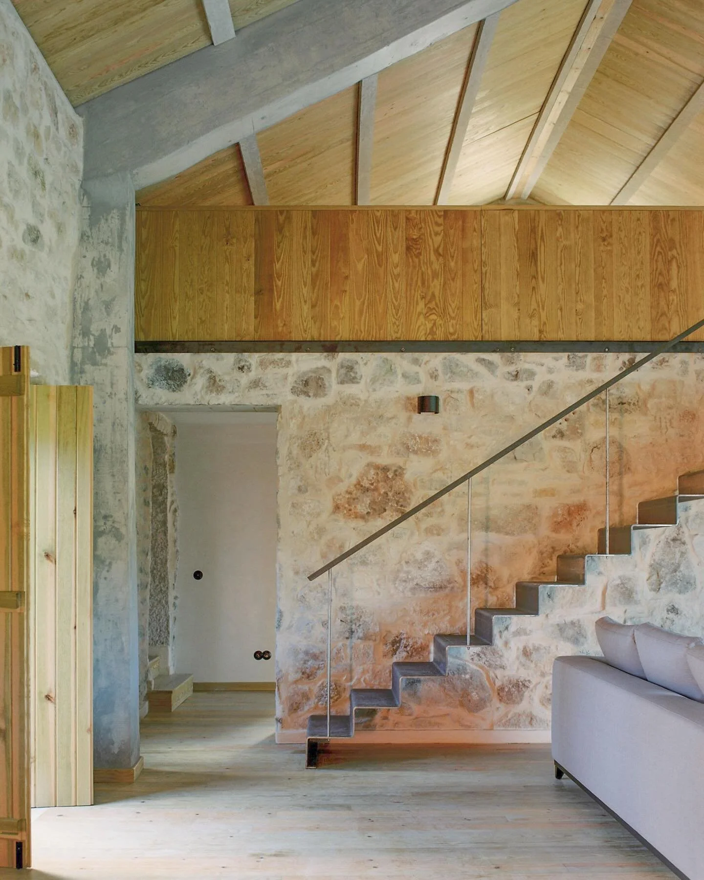 A moment in time of a house in Moita do A&ccedil;or - a project by @phyd.arquitectura 

Captured on a Pentax 6x7 with @kodakprofessional Gold 200 film.

📸 emontenegro / architectural photography
www.emontenegro.net

#architecture #photography #archi