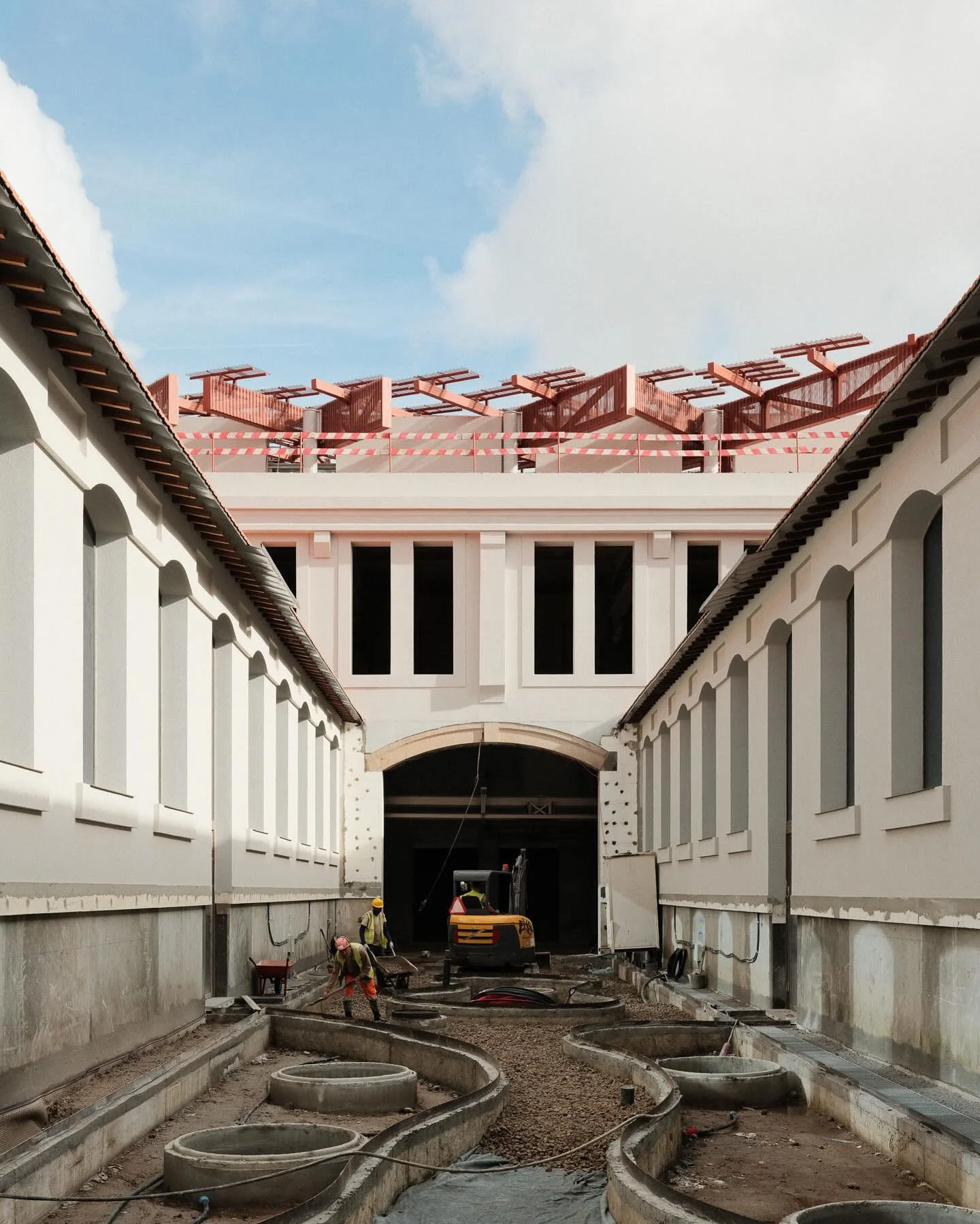 M-ODU

Documenting ongoing works in @modu.porto, an emerging creative centrality in the city of Porto. Architecture by @ooda.eu in partnership with @kkaa_official. 赤い屋根は面白いですよ！

📸 emontenegro / architectural photography
www.emontenegro.net

#archite