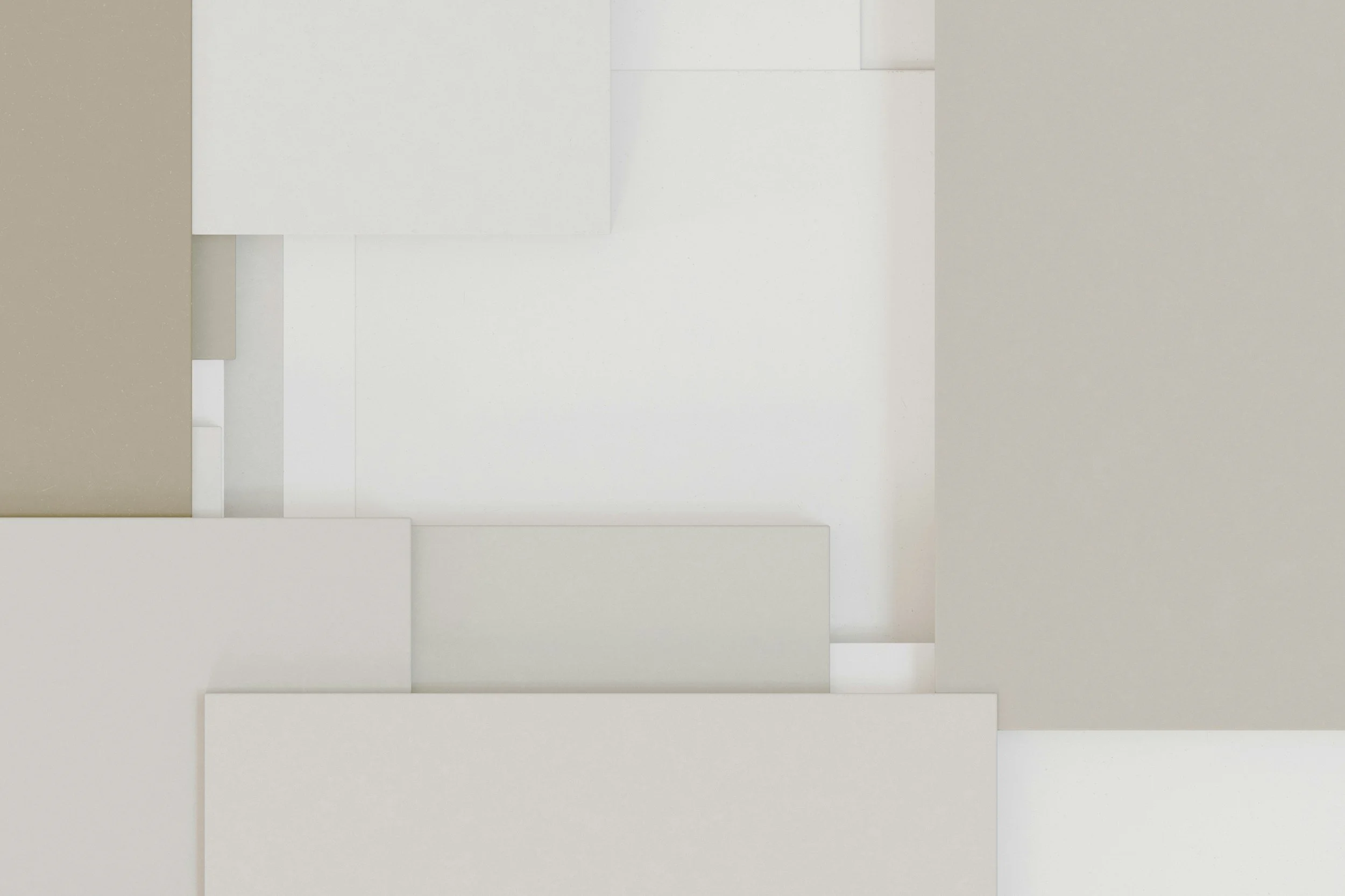 Abstraktes Bild mit rechteckigen Flächen in Beige, Weiß und Grau, die an einer Wand angebracht sind.