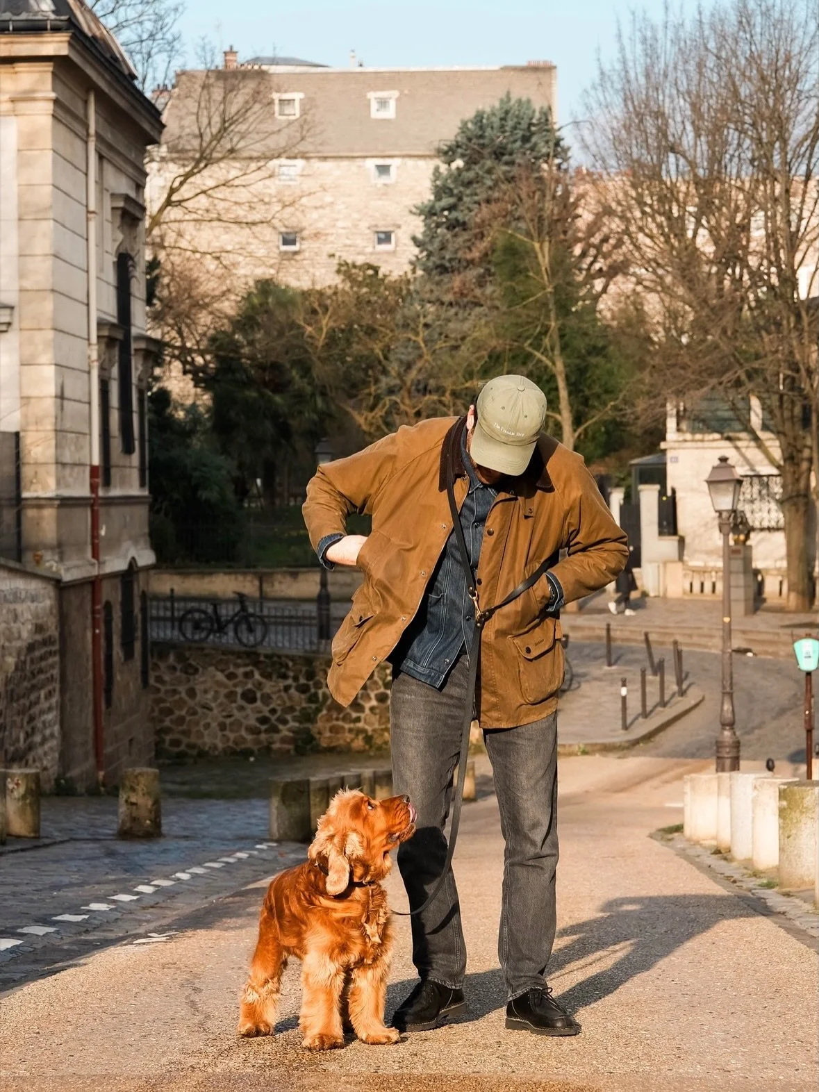 Mode Automne activ&eacute;. 

#liamm #paris #barbour #dog #dogsofinstagram #montmartre #montmartreaddict #automne #autumn #chien #chienheureux