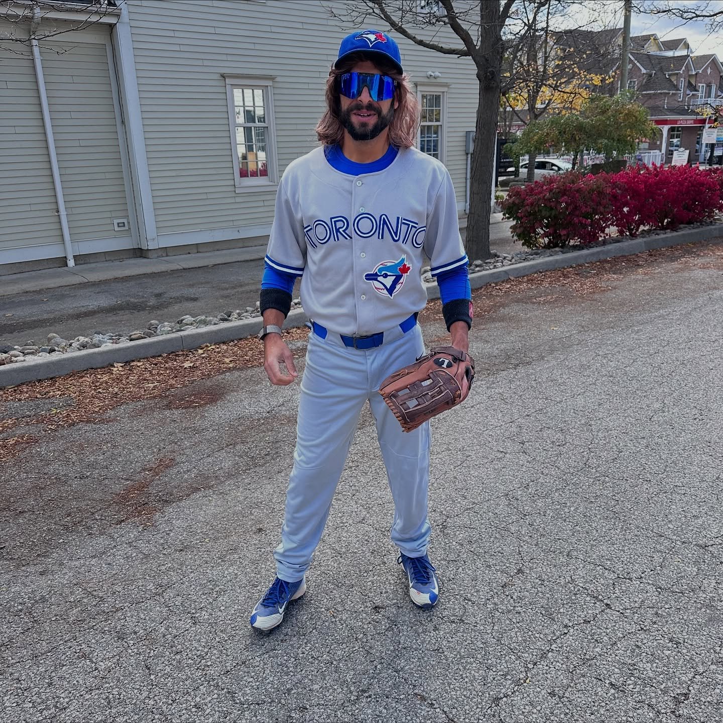 ⚾️ 1992 / 1993 Vibes 
.
.
😎 Am I going to win best costume today at the Halloween party?
#bluejays Halloween #torontobluejays #toronto #worldseries