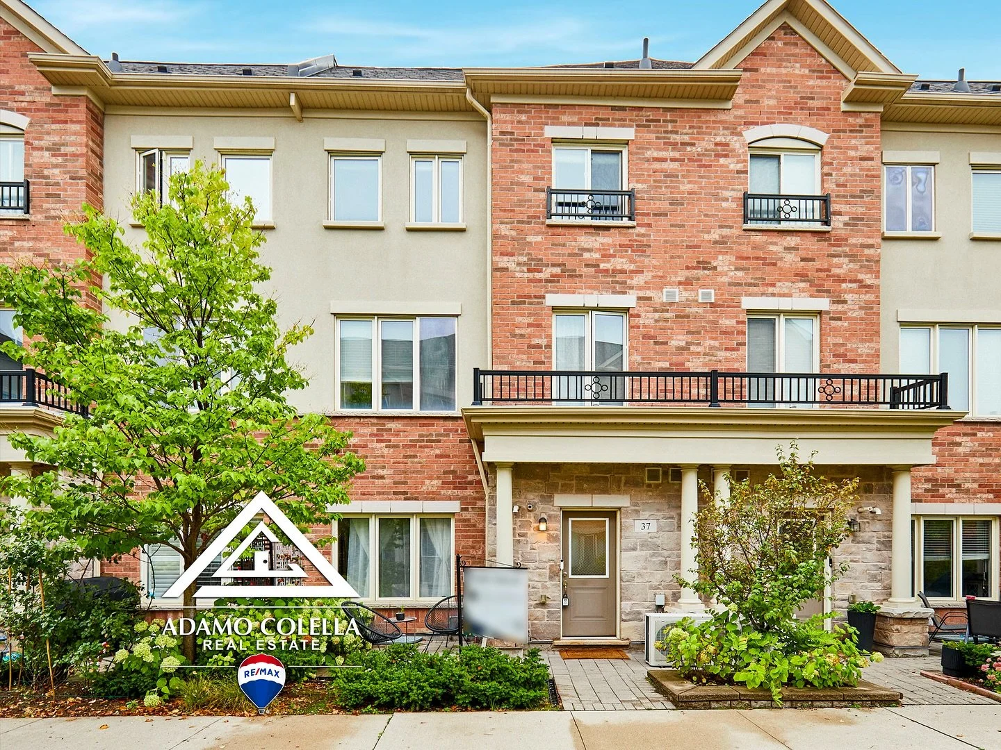 🎸SOLD
.
.
🙏 A very special congratulations to our first time home buyers on the purchase of their first home together! It&rsquo;s been a pleasure helping you achieve this, and we thank you for your trust! 
.
.
🏡 This fantastic 3 storey townhouse o