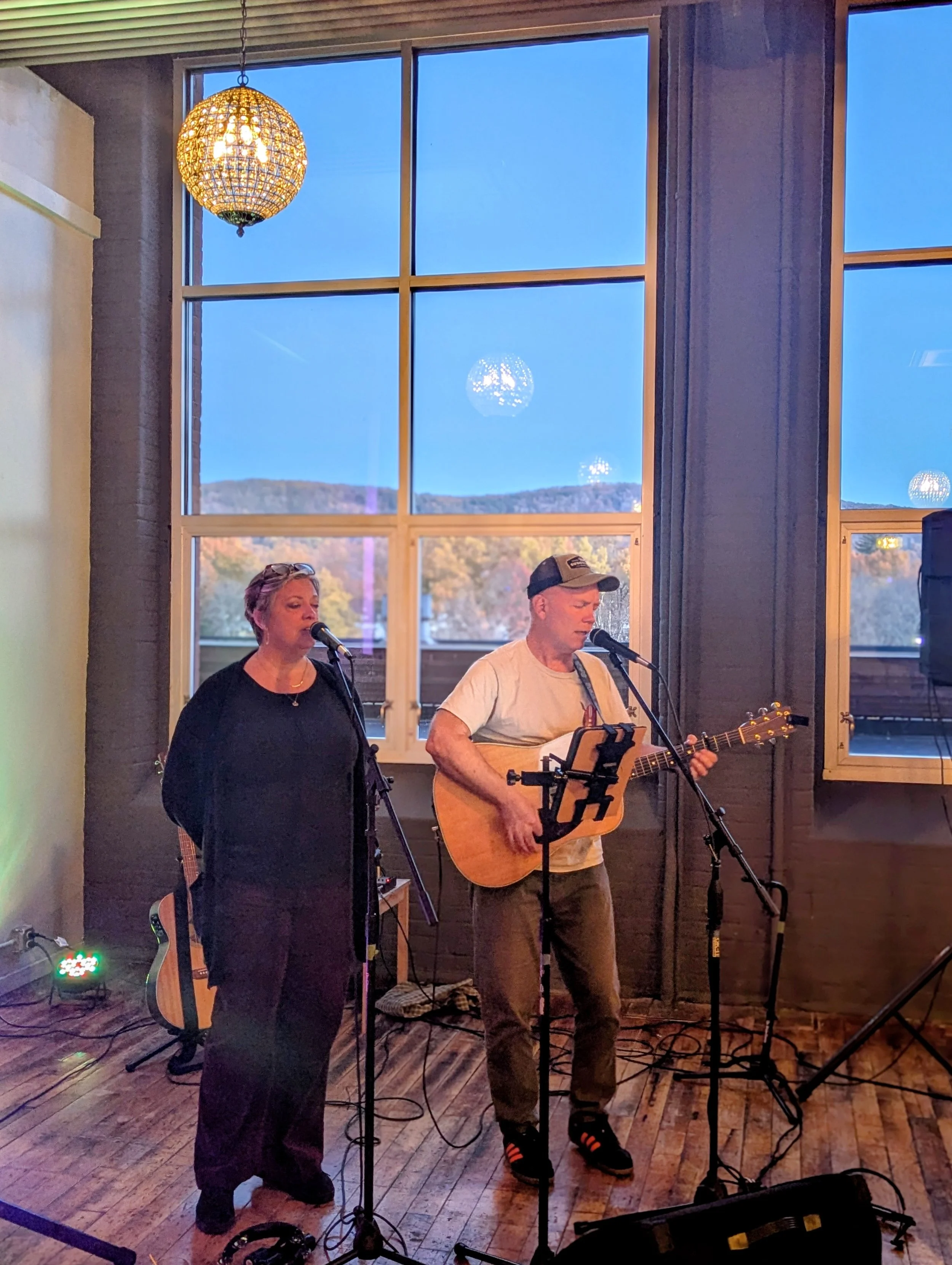 Tom and Corrie Live in the Lounge!