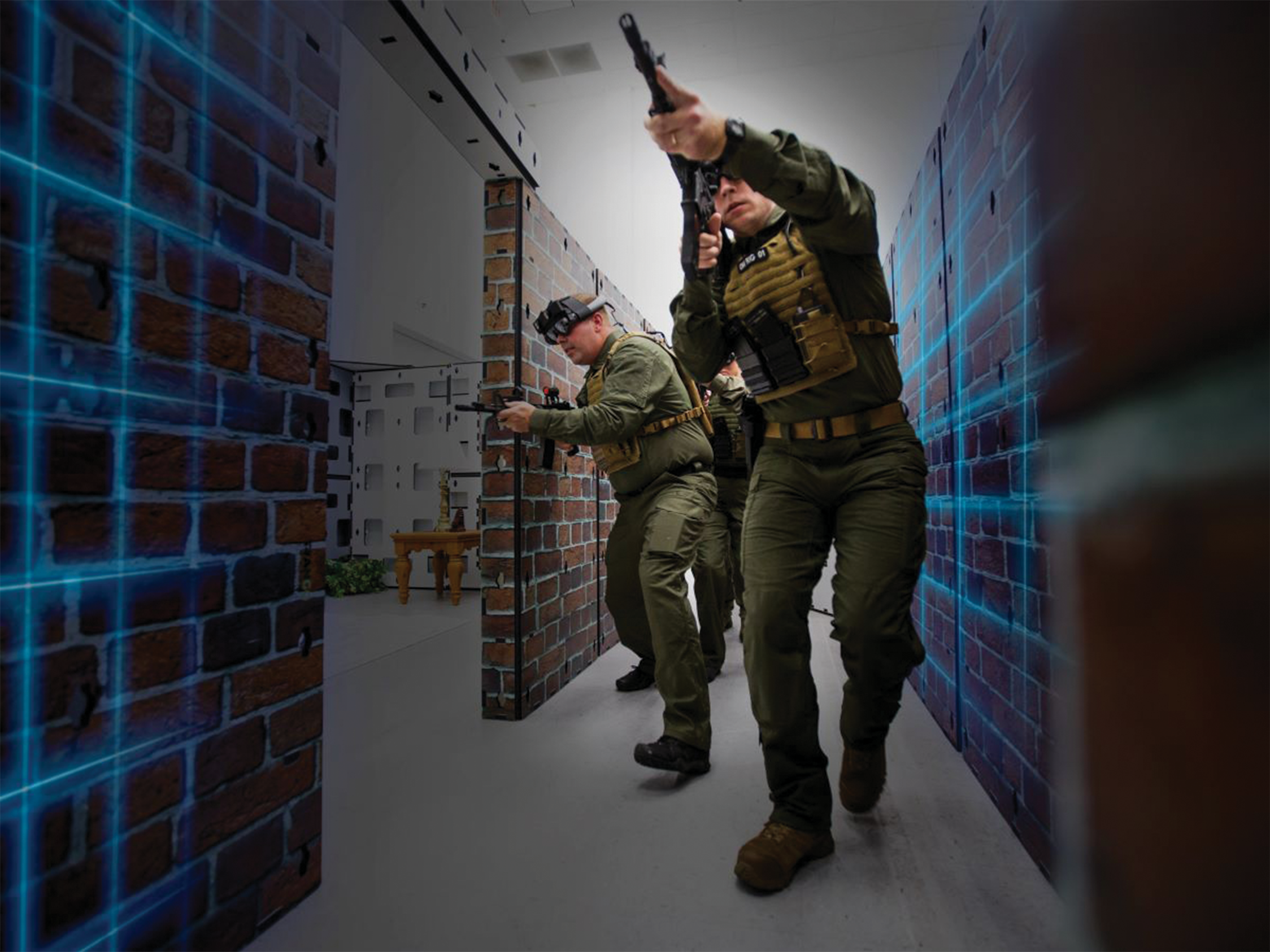 Soldados en formación en un pasillo con paredes de ladrillos, usando equipo táctico y armas.