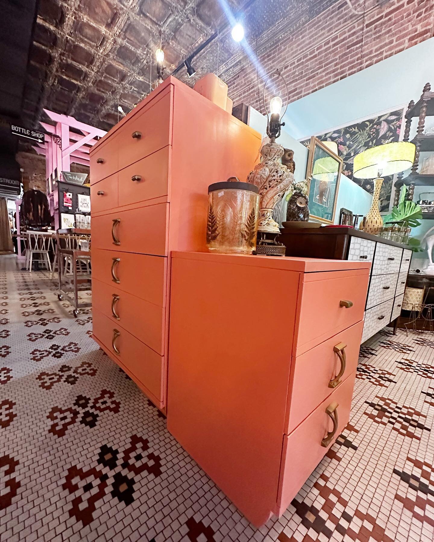 This dynamite duo is now available. The coral color goes so well with the brass original hardware. 😍 32&rdquo; wide x 46&rdquo; high x 18&rdquo; deep  Dresser-$345 and nightstand-$95 or $425 for the pair