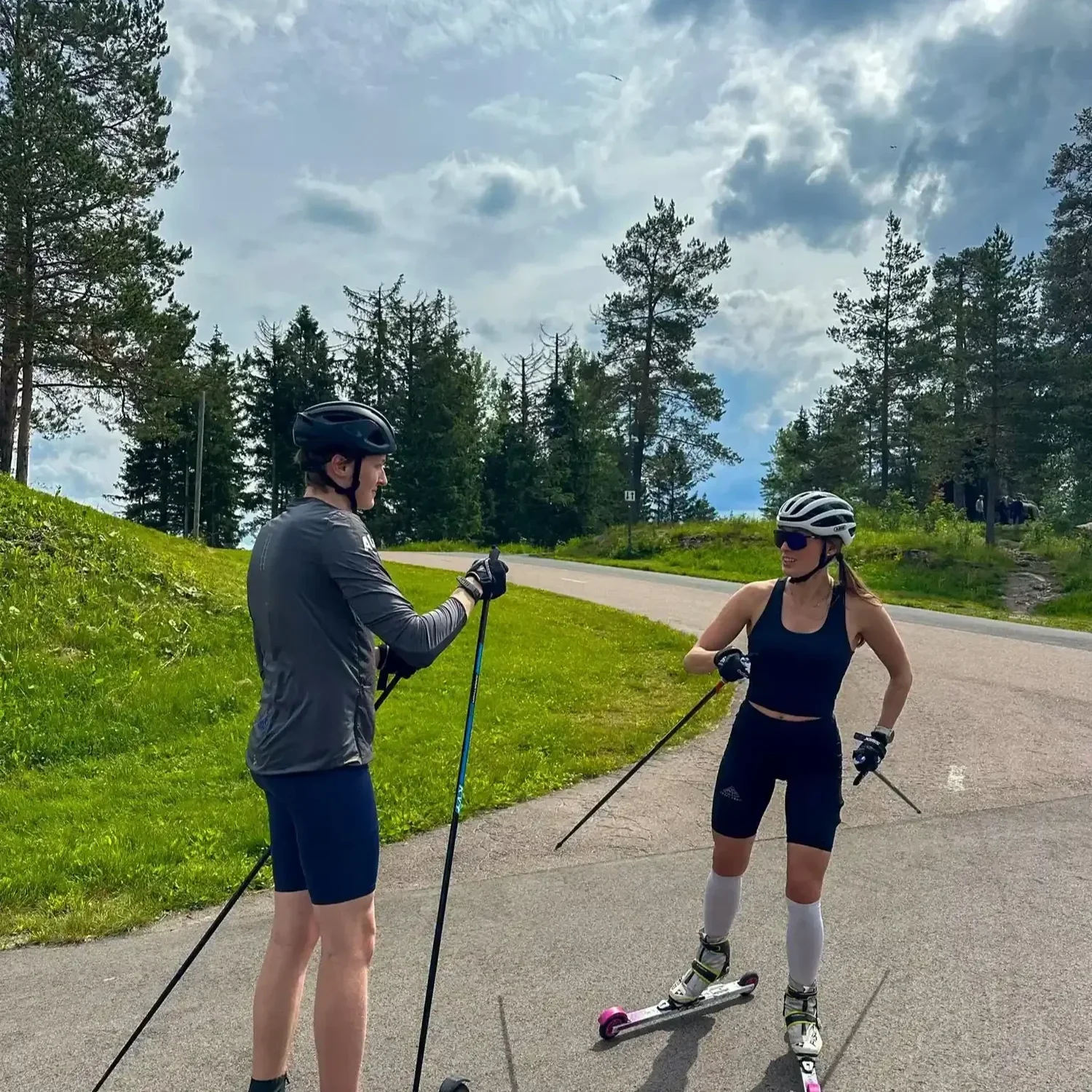 Instruktør fra GoSki Oslo veileder en kursdeltaker på rulleski i Holmenkollen