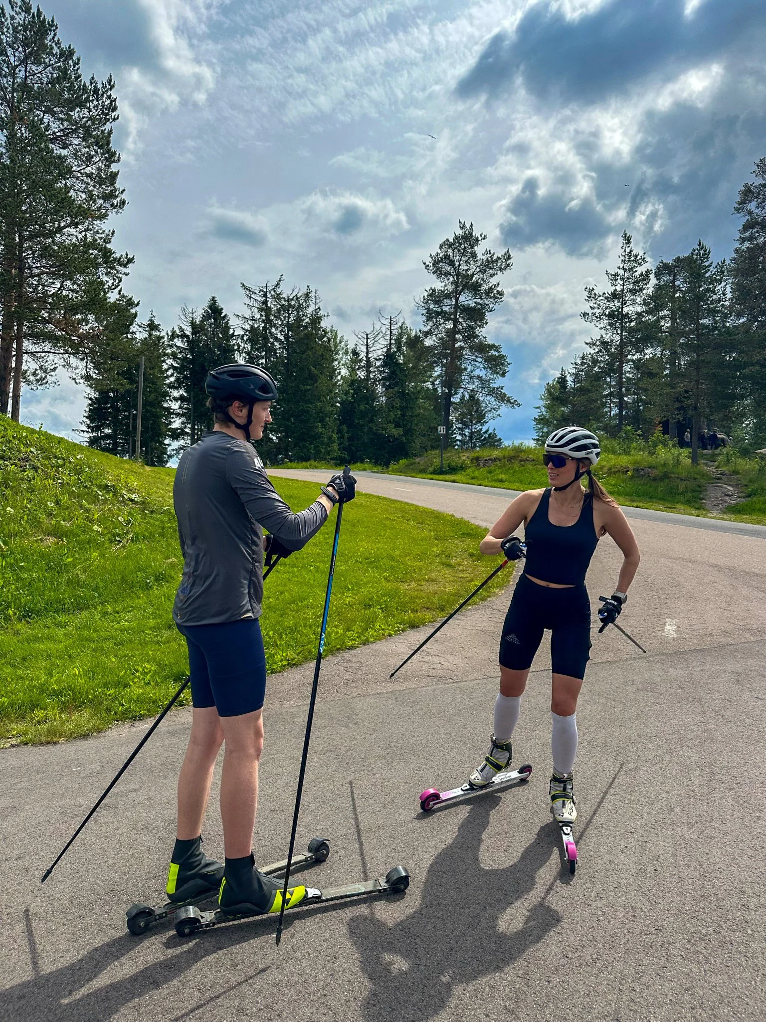 Instruktør viser klassisk teknikk på rulleski ved Holmenkollen