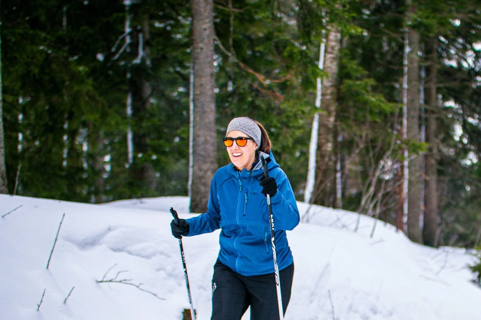 Kvinne i blå jakke kjører med klassisk teknikk i Oslo skogen