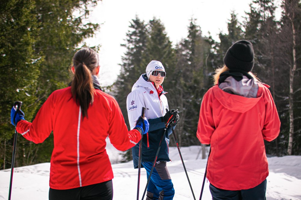 Ski course with two participants and an instructor in skating technique