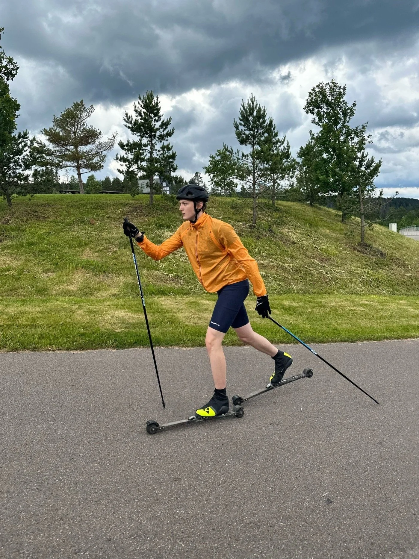 Instructor shows most common technique on flat
